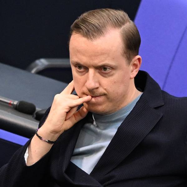 Adis Ahmetovic (SPD) sitzt in den Reihen seiner Fraktion im Plenum im Bundestag bei einer aktuellen Stunde im Bundestag. (Archivbild)