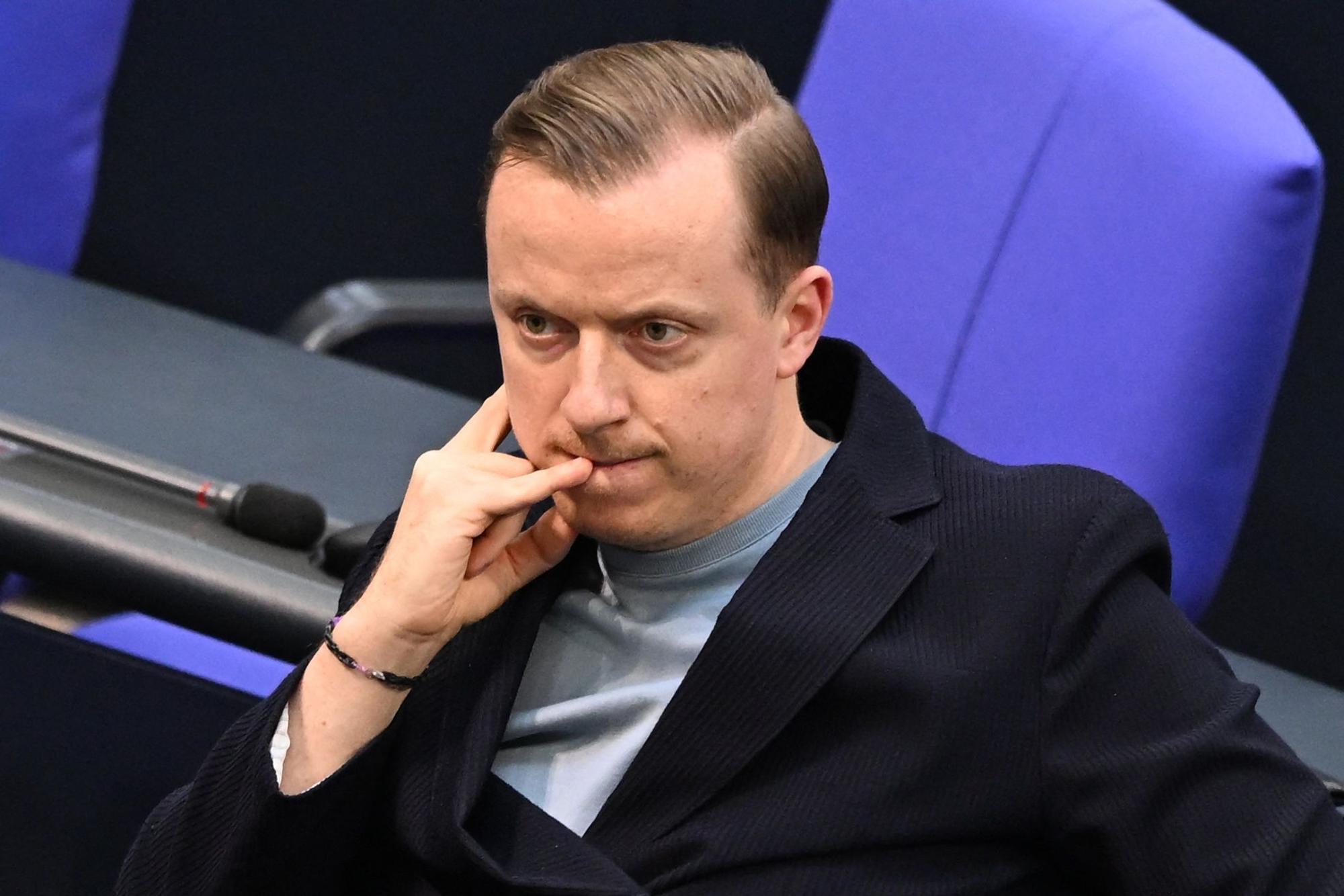 Adis Ahmetovic (SPD) sitzt in den Reihen seiner Fraktion im Plenum im Bundestag bei einer aktuellen Stunde im Bundestag. (Archivbild)