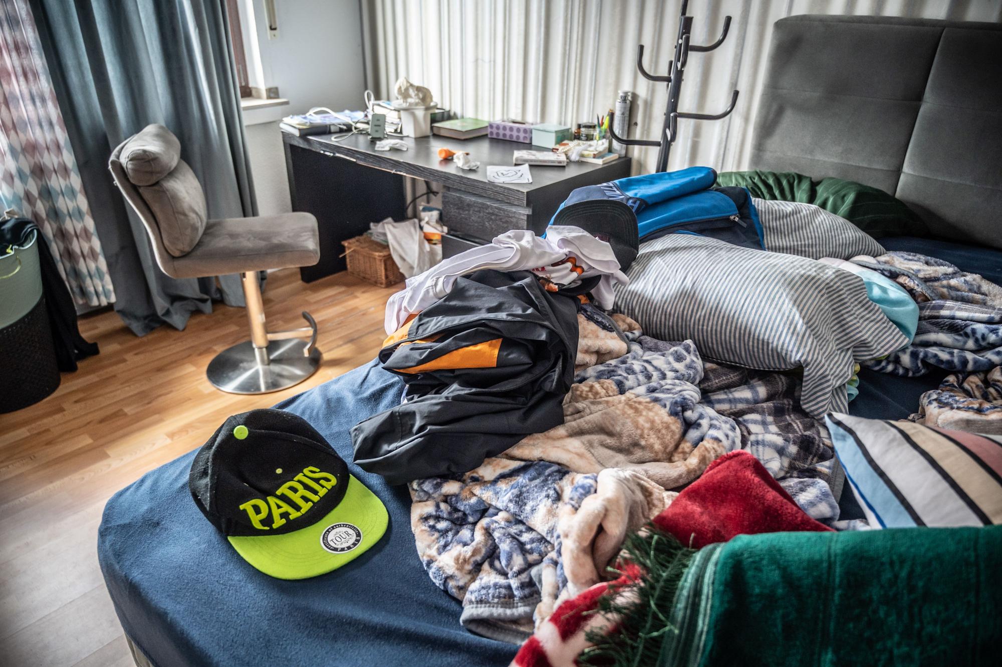 Wohnung der Familie Rouf aus Sri Lanka nach der Abschiebung. DasZimmer der beiden Jungs, sie konnten nur ihre besten Kappen und Sachen mitnehmen. Bild: Ralf Krieger
