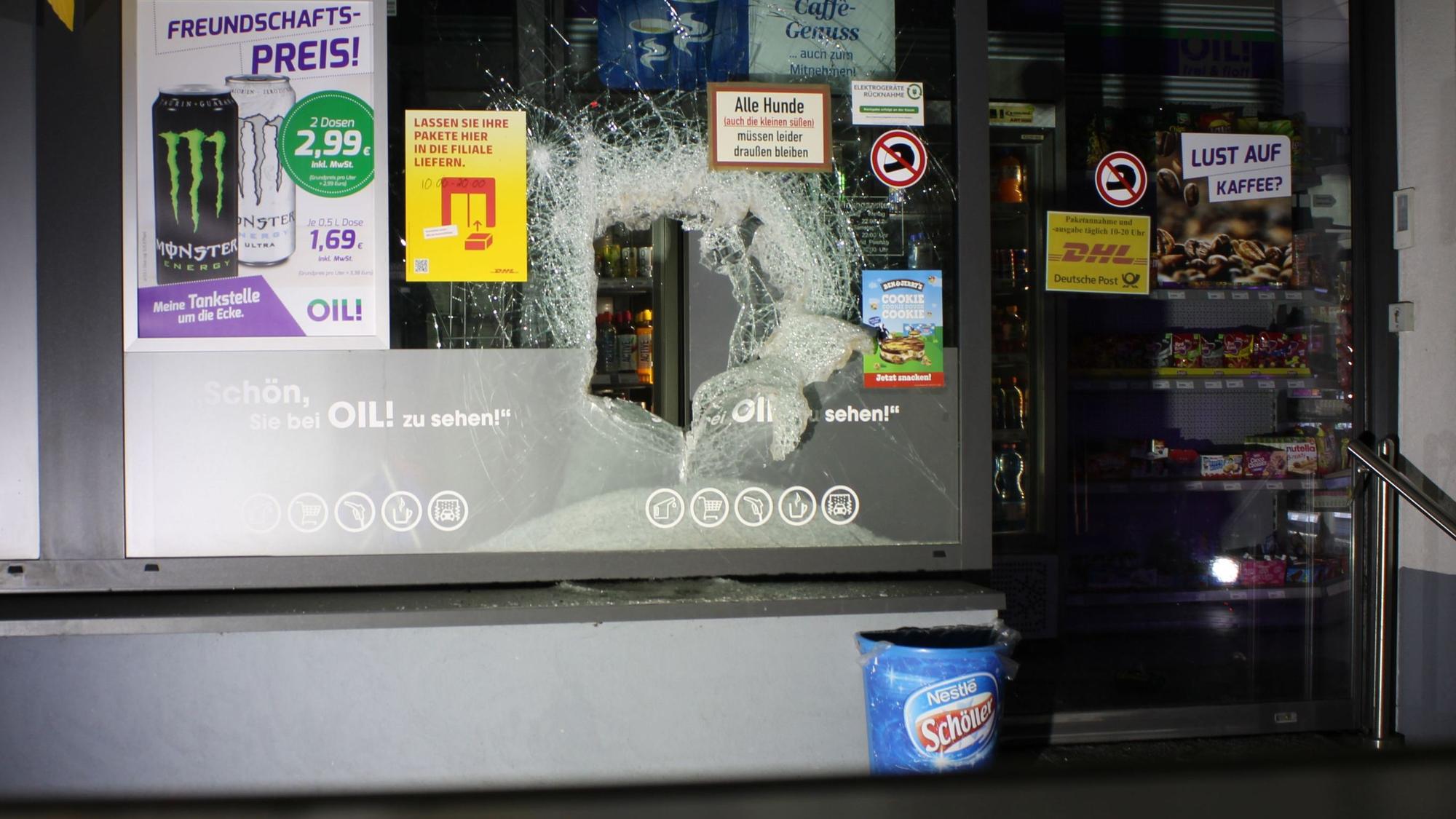 Loch in der Fensterscheibe der Tankstelle in Bergisch Gladbach-Schildgen