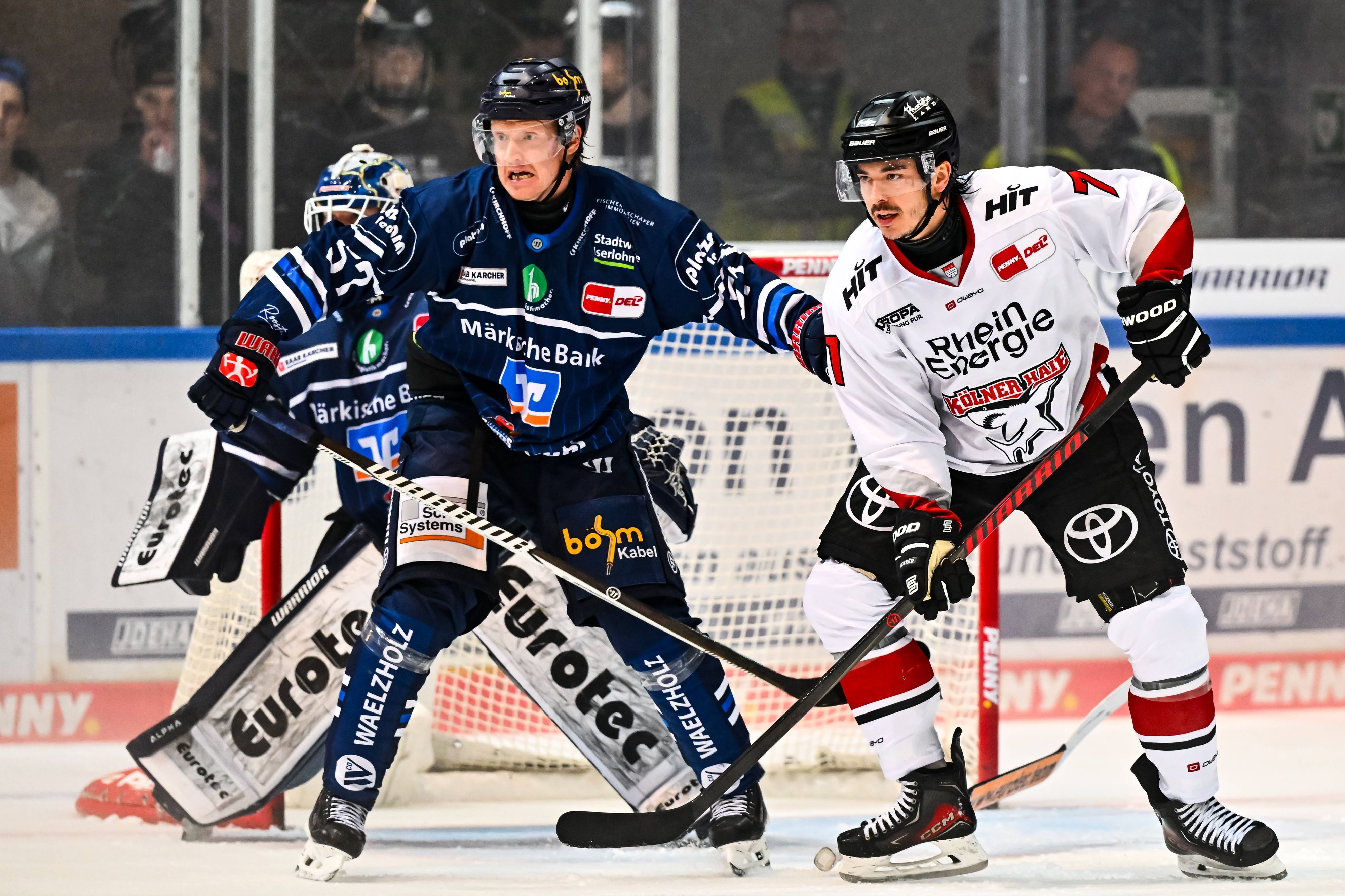 Zwei Spieler in der Partie zwischen den Kölner Haien und Iserlohn Roosters.