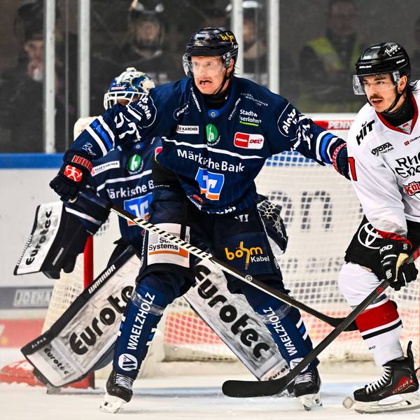 Zwei Spieler in der Partie zwischen den Kölner Haien und Iserlohn Roosters.