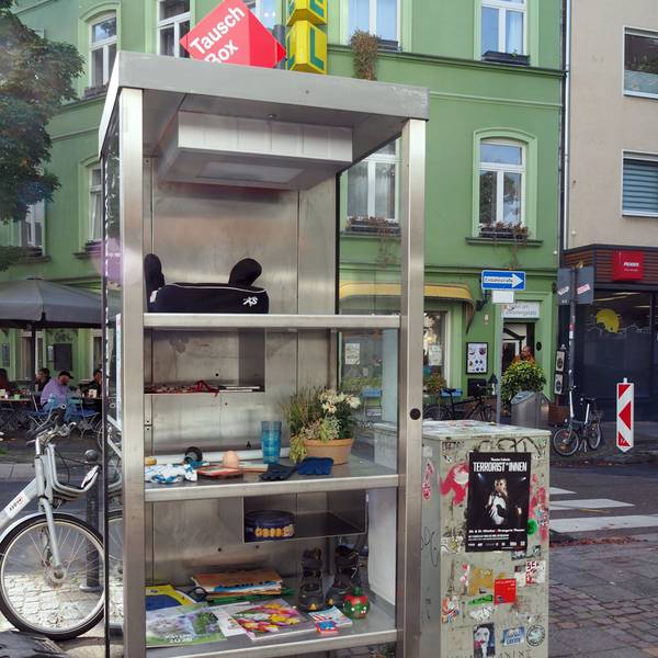 Eine alte Telefonzelle wurde mit Regalen ausgestattet.
