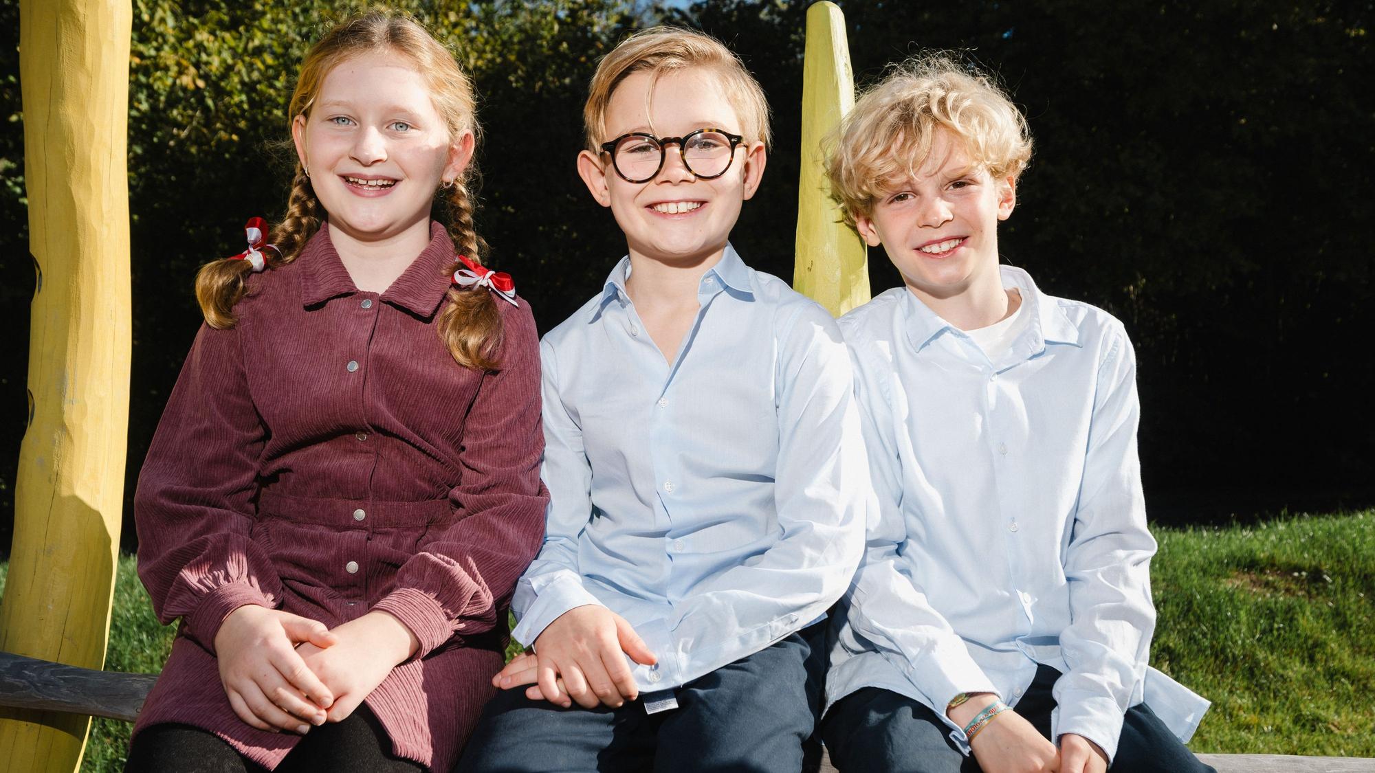 Laurenz Hardt (Mitte) wird der neue Kölner Kinderprinz, Anna Schmitz die neue Kinderjungfrau und Felix Hartje Kinderbauer.