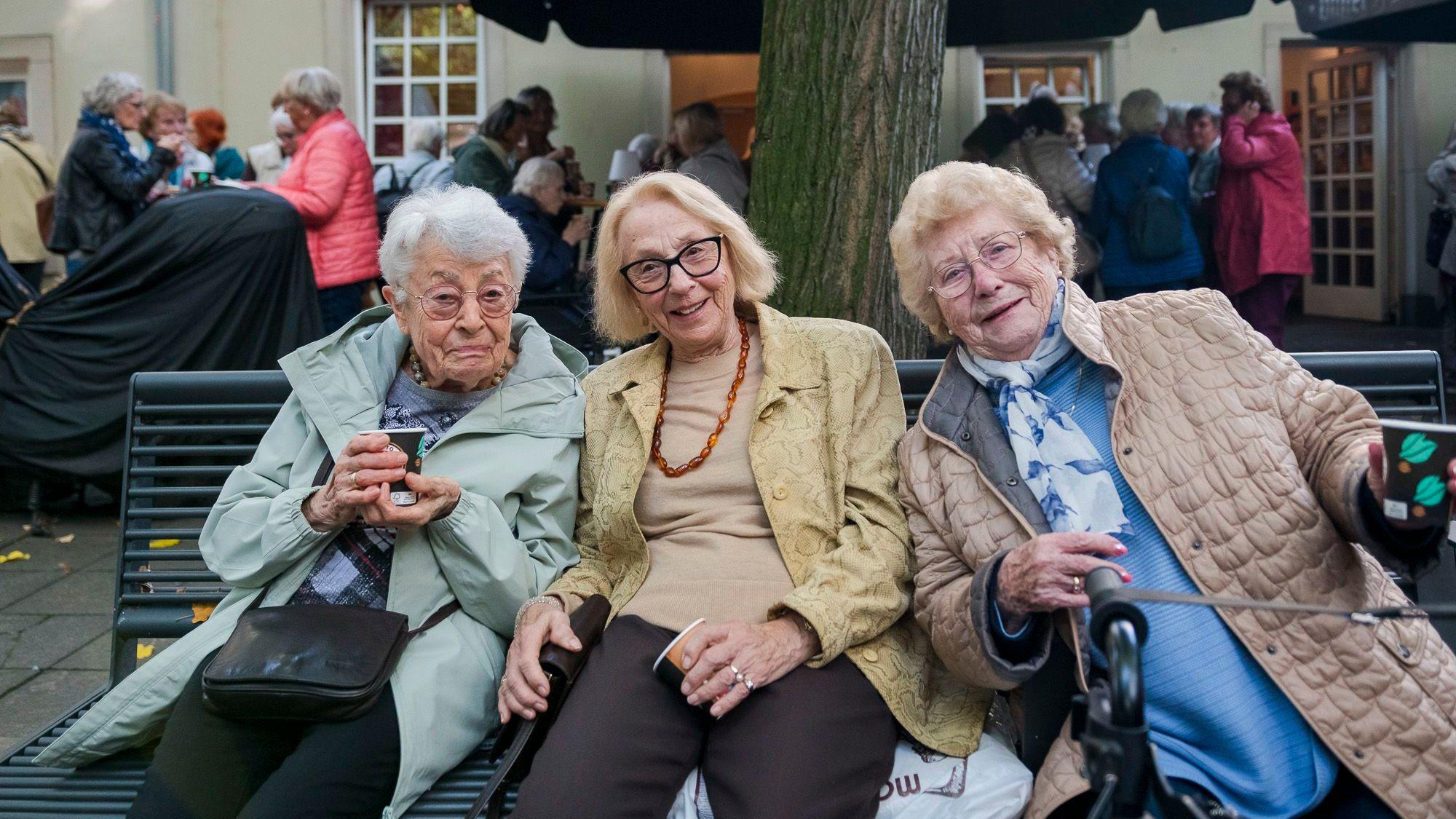 Freuen sich aufs Hänneschen: drei Damen vom Seniorenkreis St. Josef in Bergisch Gladbach.