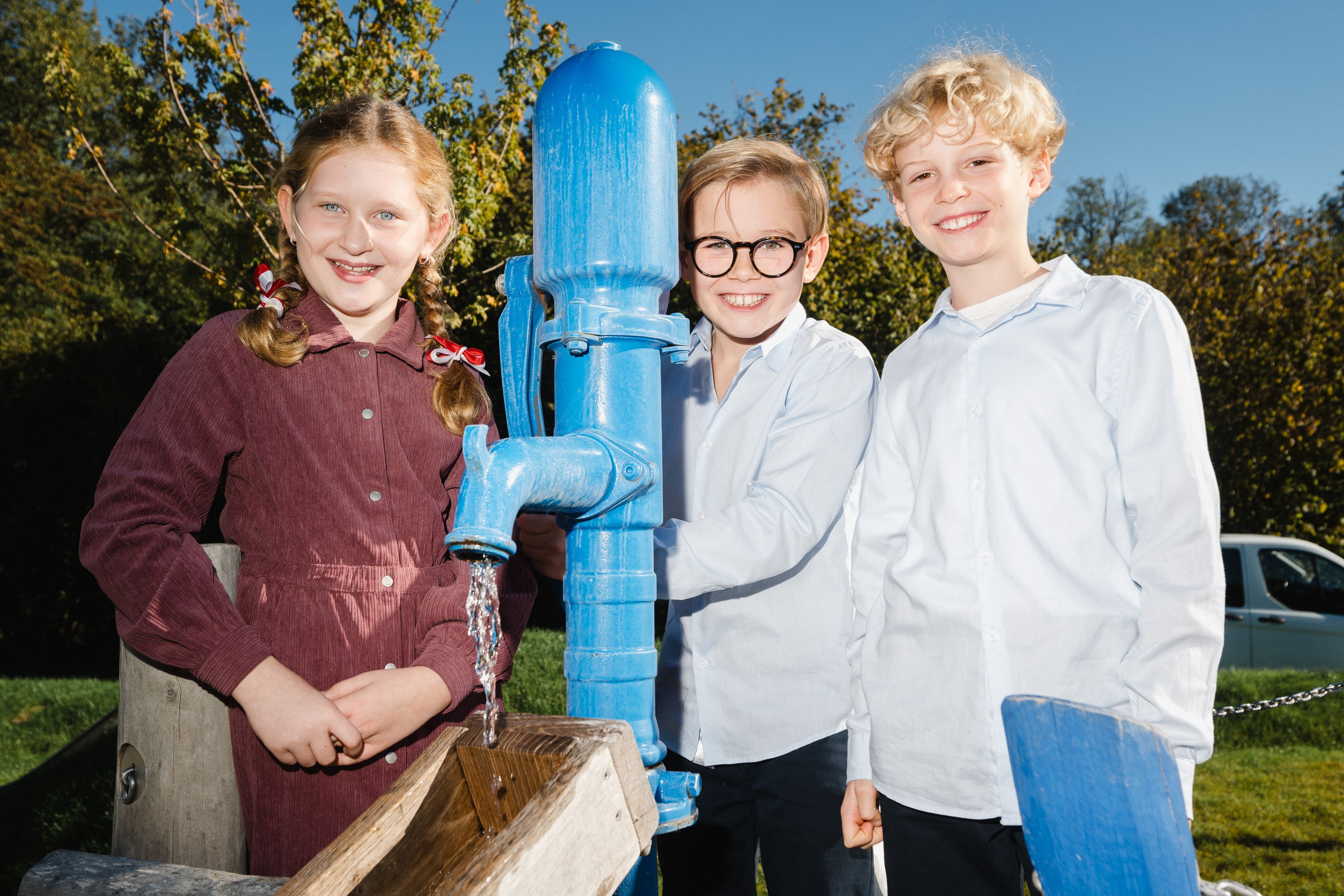 Laurenz Hardt (Mitte) wird der neue Kölner Kinderprinz, Anna Schmitz die neue Kinderjungfrau und Felix Hartje Kinderbauer.