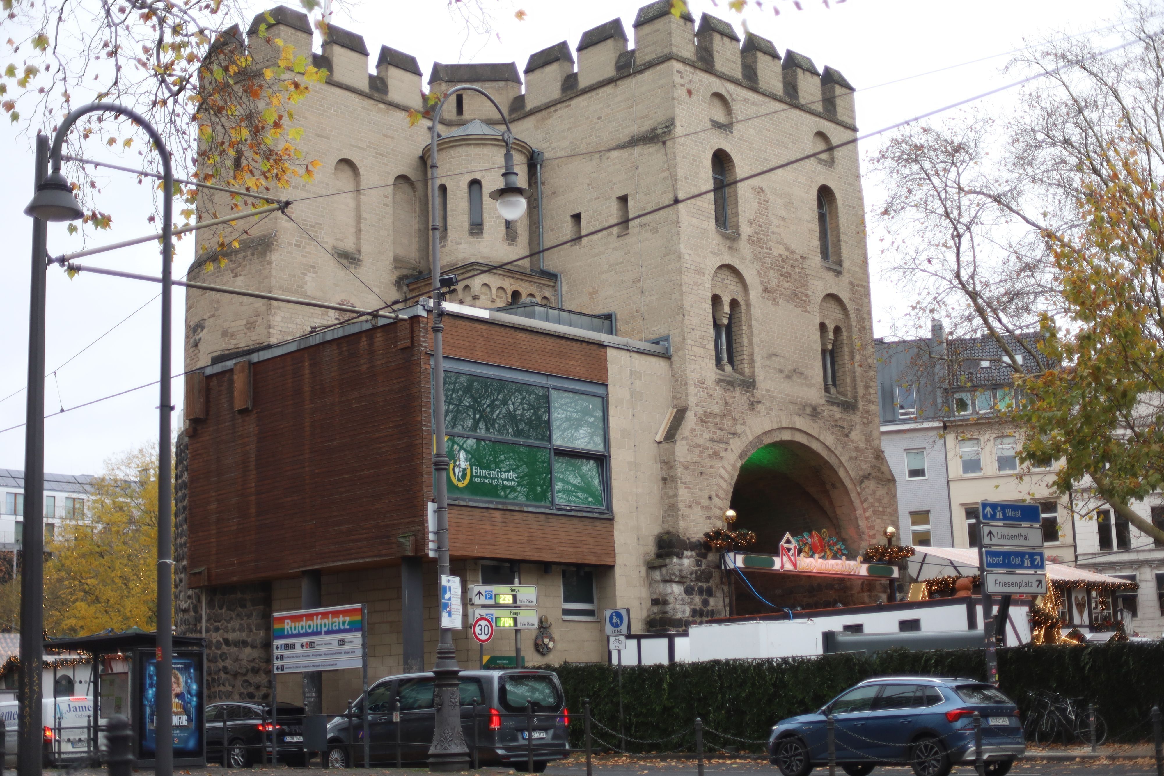 Die Hahnentorburg.