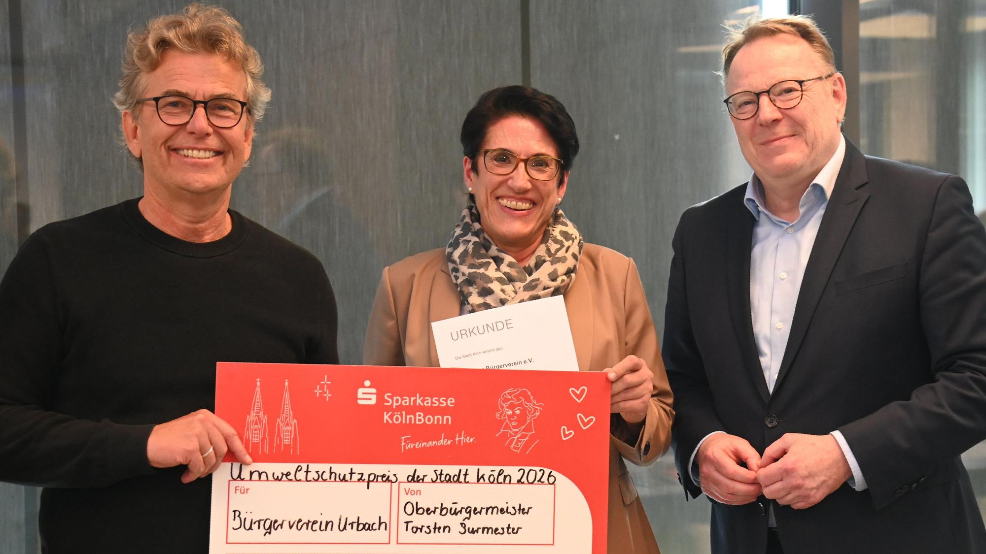 16.10.2026 Köln. Der Umweltschutzpreis der Stadt Köln wird zum 26. Mal verliehen. Oberbürgermeister Burmester zeichnet Preisträgerinnern aus. Preisträger Urbacher Bürgerverein (Jochen Reichel und Simin Fakhim-Haschemi). Foto: Alexander Schwaiger