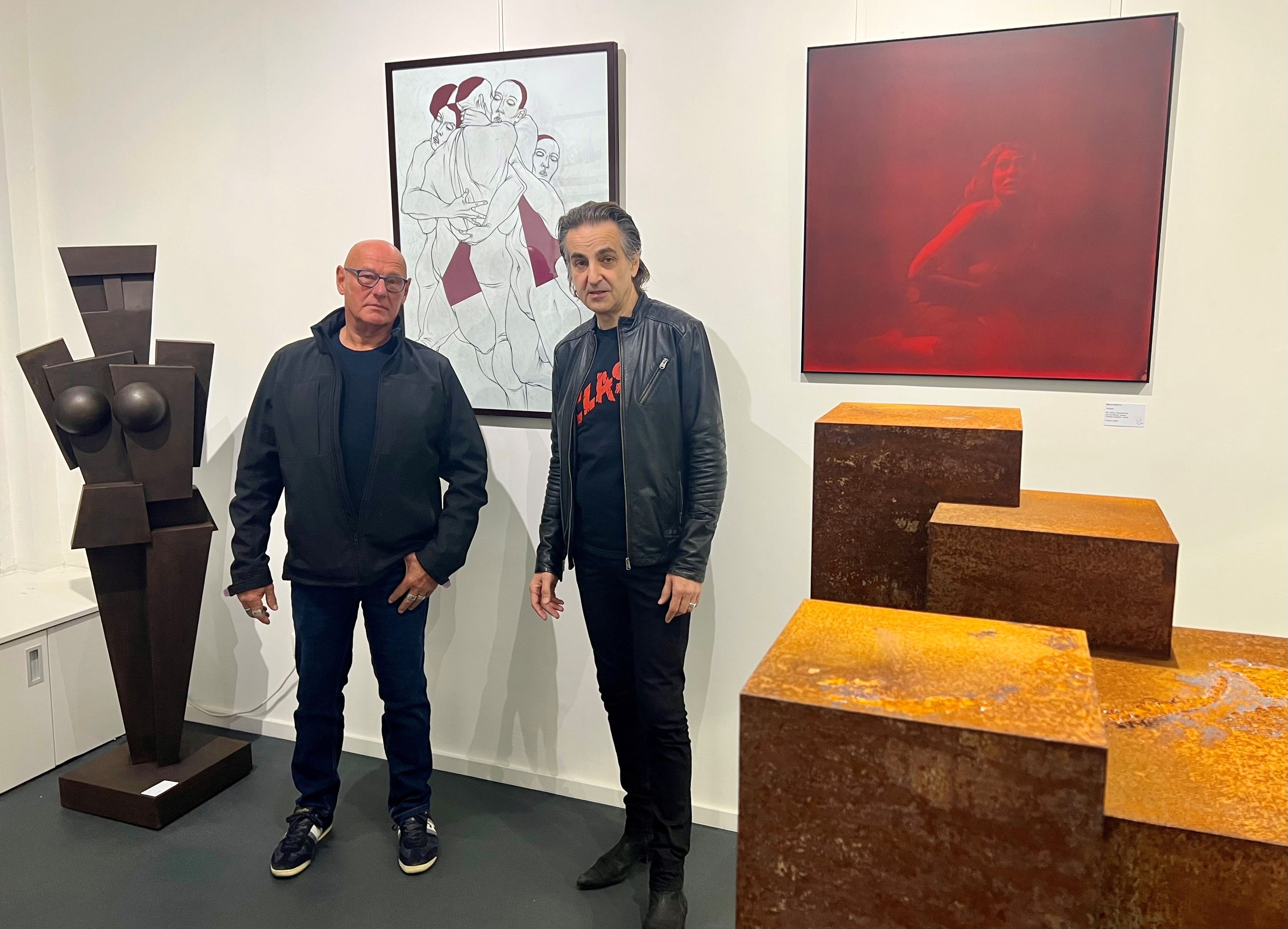 Zwei Männer stehen nebeneinander in einer Galerie,