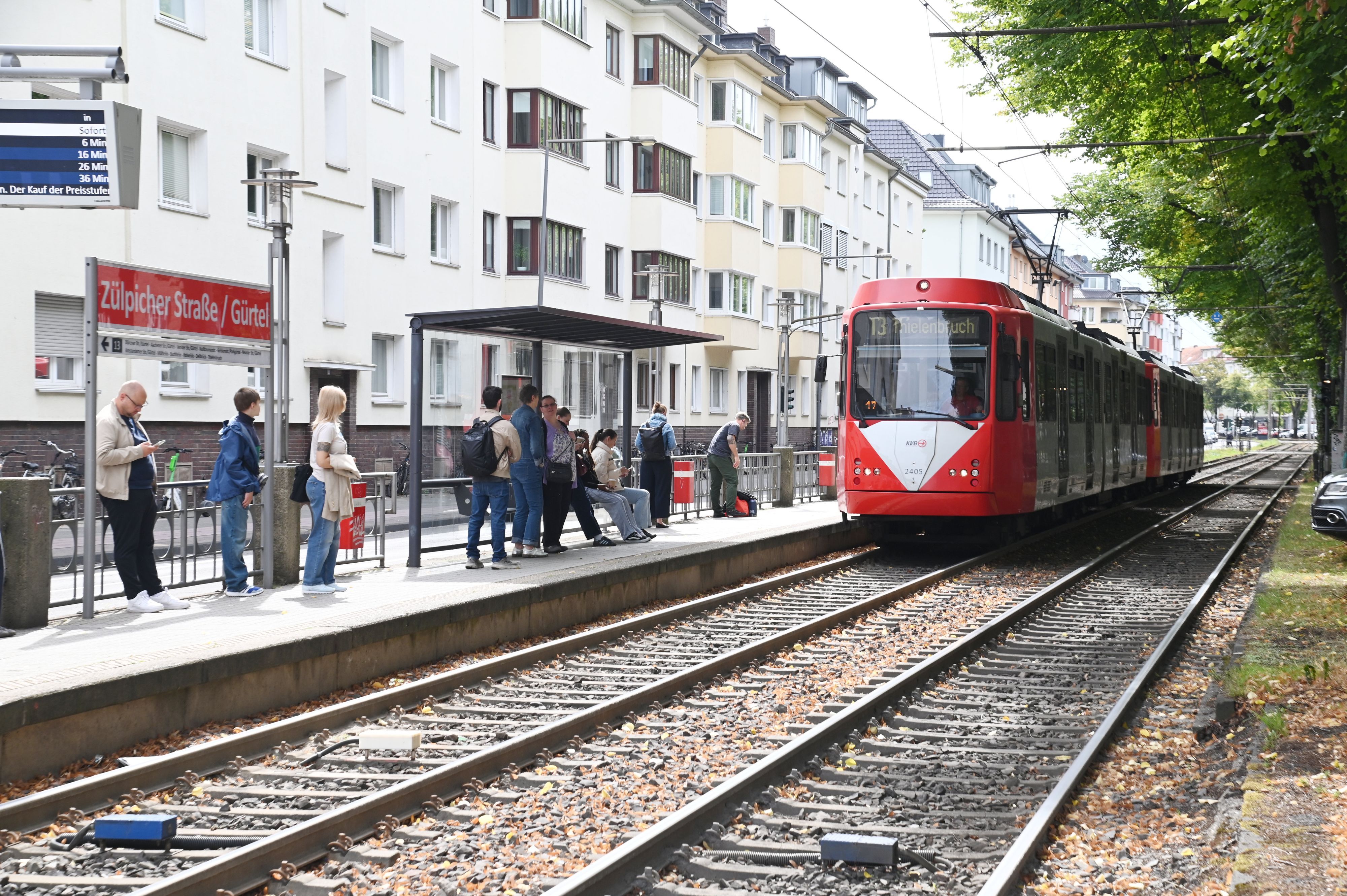 25.08.2026 Köln. Charakteristische Aufnahmen von Stadtbahnen der Kölner Verkehrsbetriebe (KVB) auf ihren jeweiligen Strecken. Linie 13 auf dem Sülzgürtel. Foto: Alexander Schwaiger