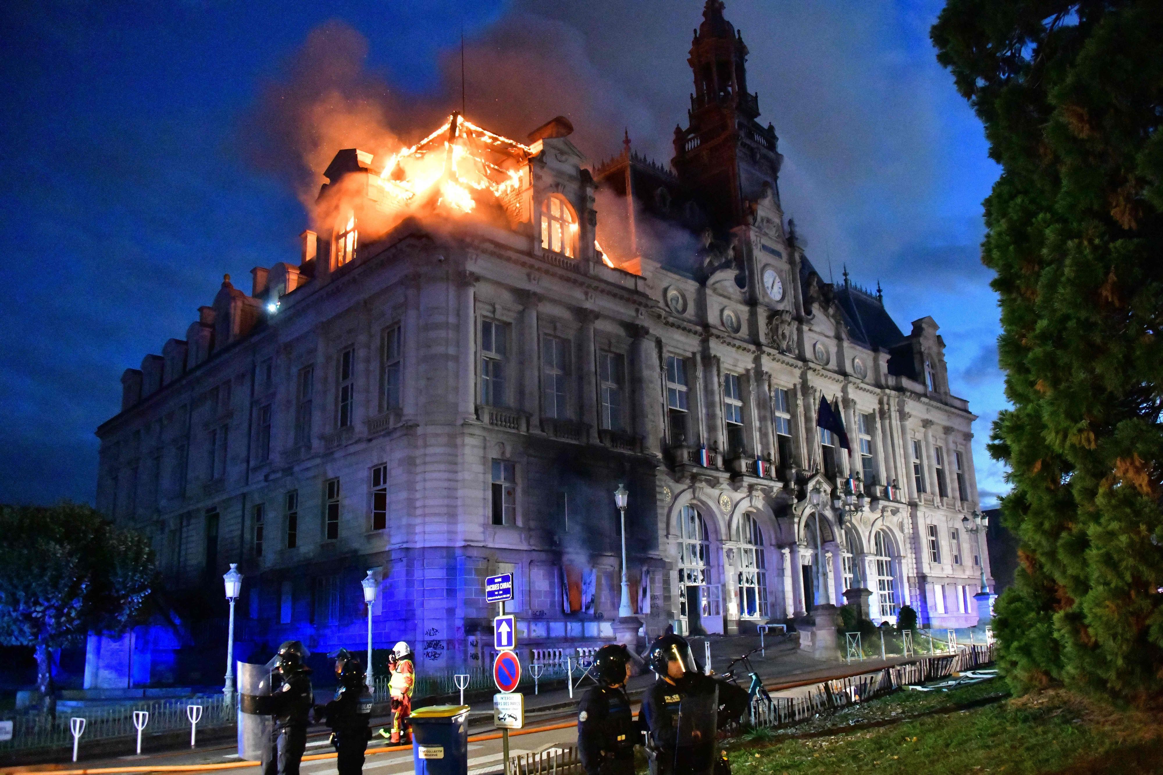 Das Rathaus brennt, nachdem eine Gruppe von Protestanten in Limoges in Zentralfrankreich gewaltsam in das Gebäude eingedrungen war.