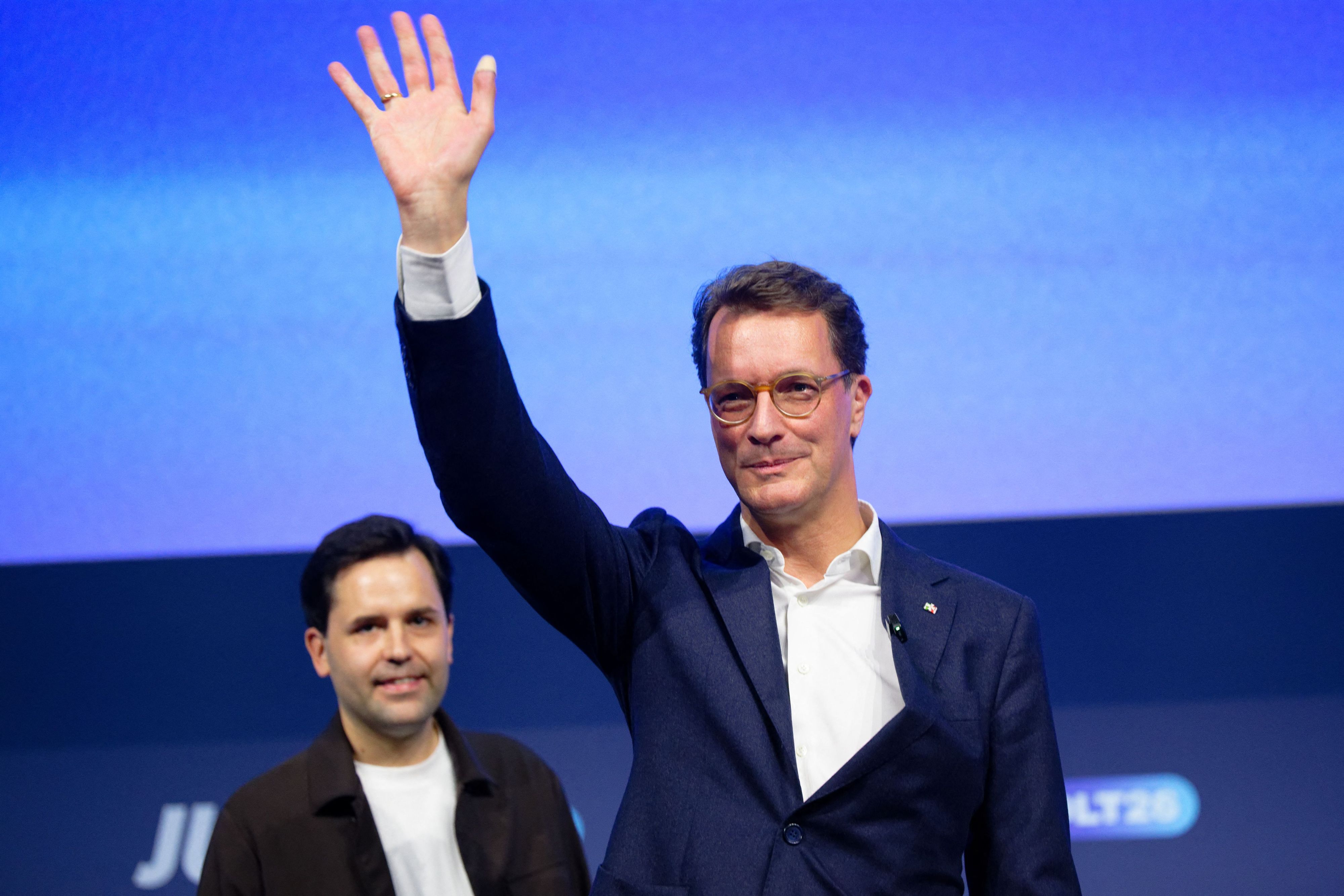 Der Ministerpräsident von Nordrhein-Westfalen, Hendrik Wüst (CDU, r) und der Bundesvorsitzende der Jungen Union, Johannes Winkel stehen beim Deutschlandtag der Jungen Union auf der Bühne.