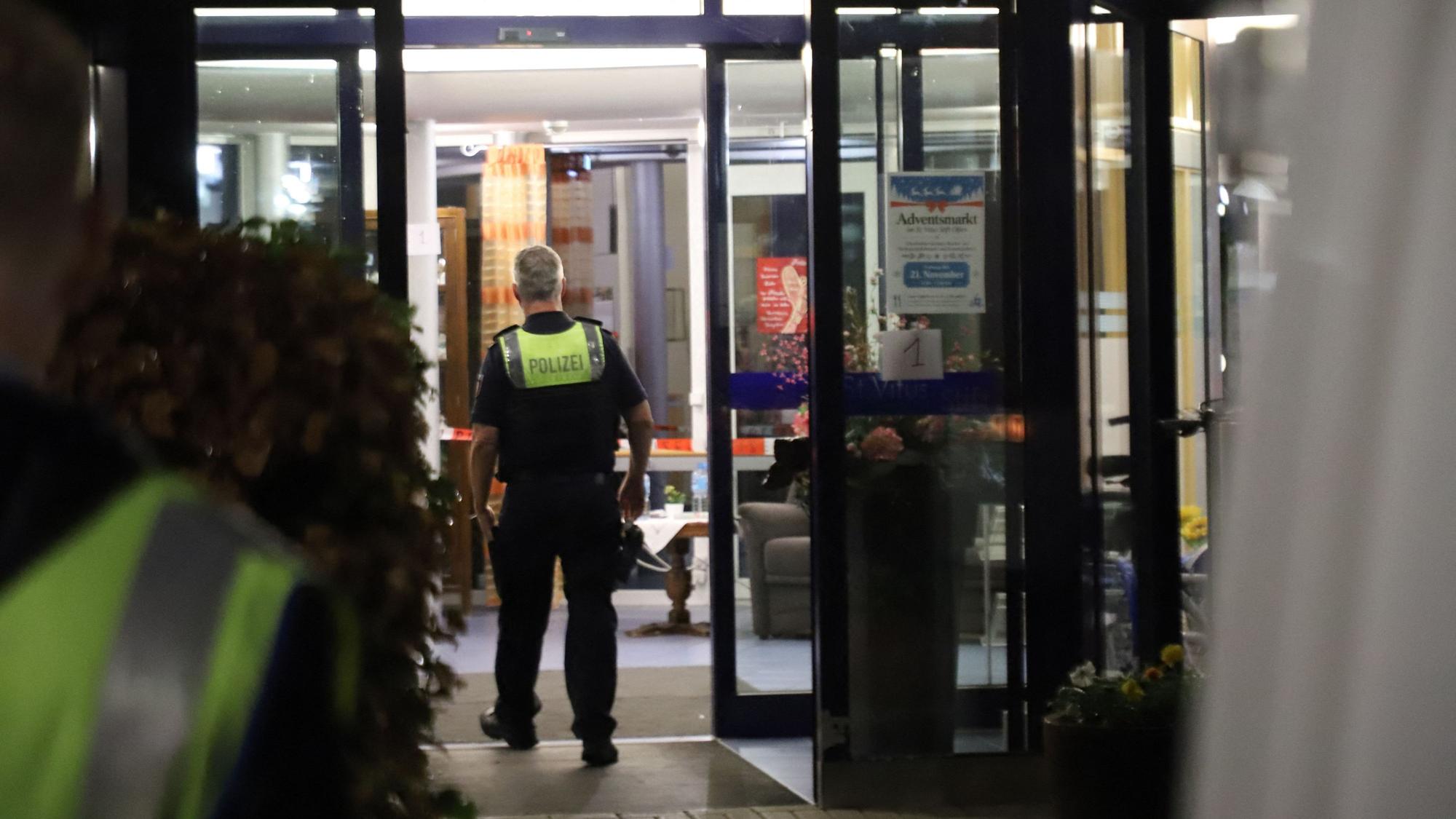 Ein Polizist geht in ein Seniorenheim, in dem es zu einem Messerangriff gekommen war.
