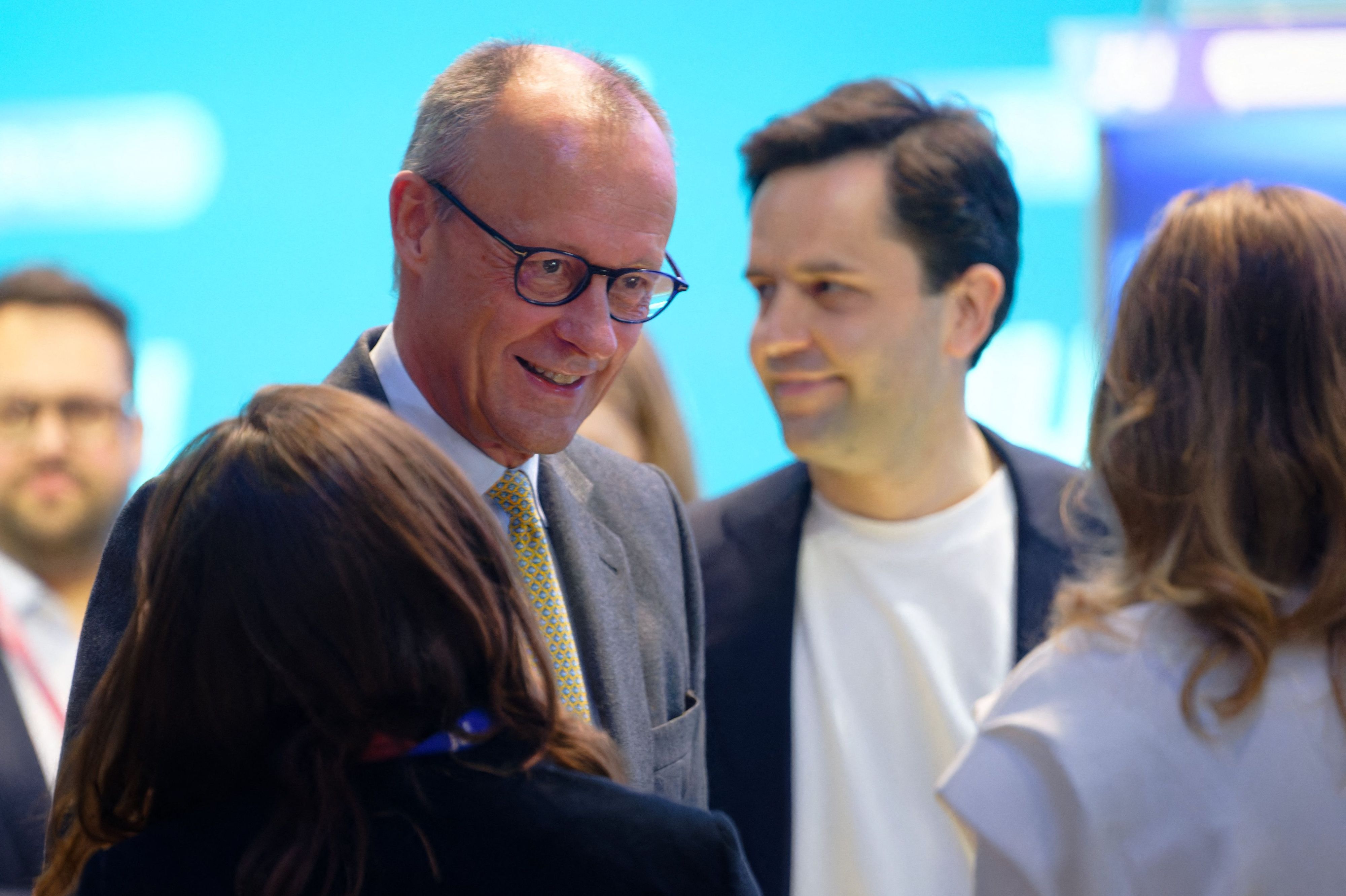 Bundeskanzler Friedrich Merz (CDU, l) und Johannes Winkel (CDU), Vorsitzender der Jungen Union, sprechen mit Teilnehmern des Deutschlandtags der Jungen Union.