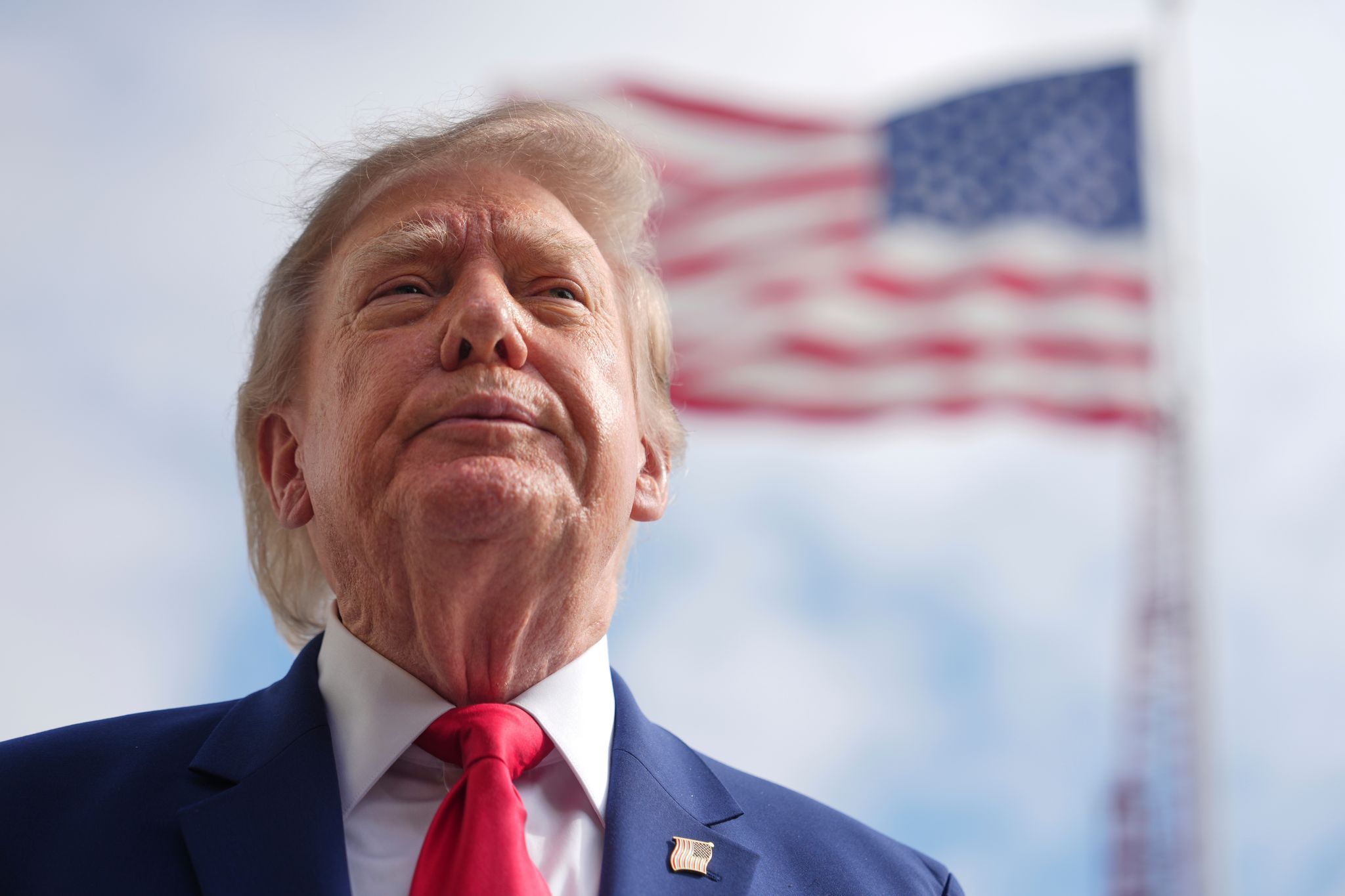 US-Präsident Trump vor der US-Flagge.