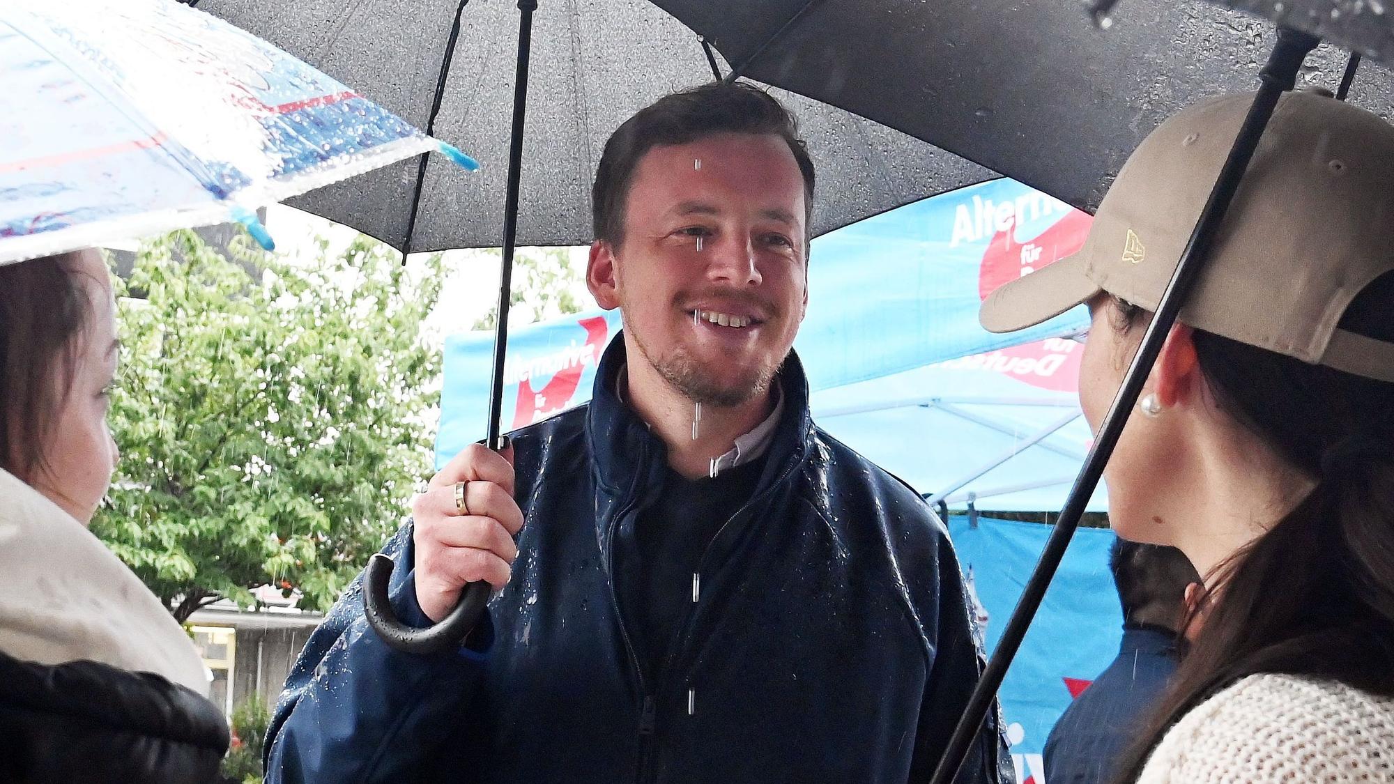 Wahlkampfstand von AfD-OB-Kandidat Matthias Büschges vorm Penny in Porz.