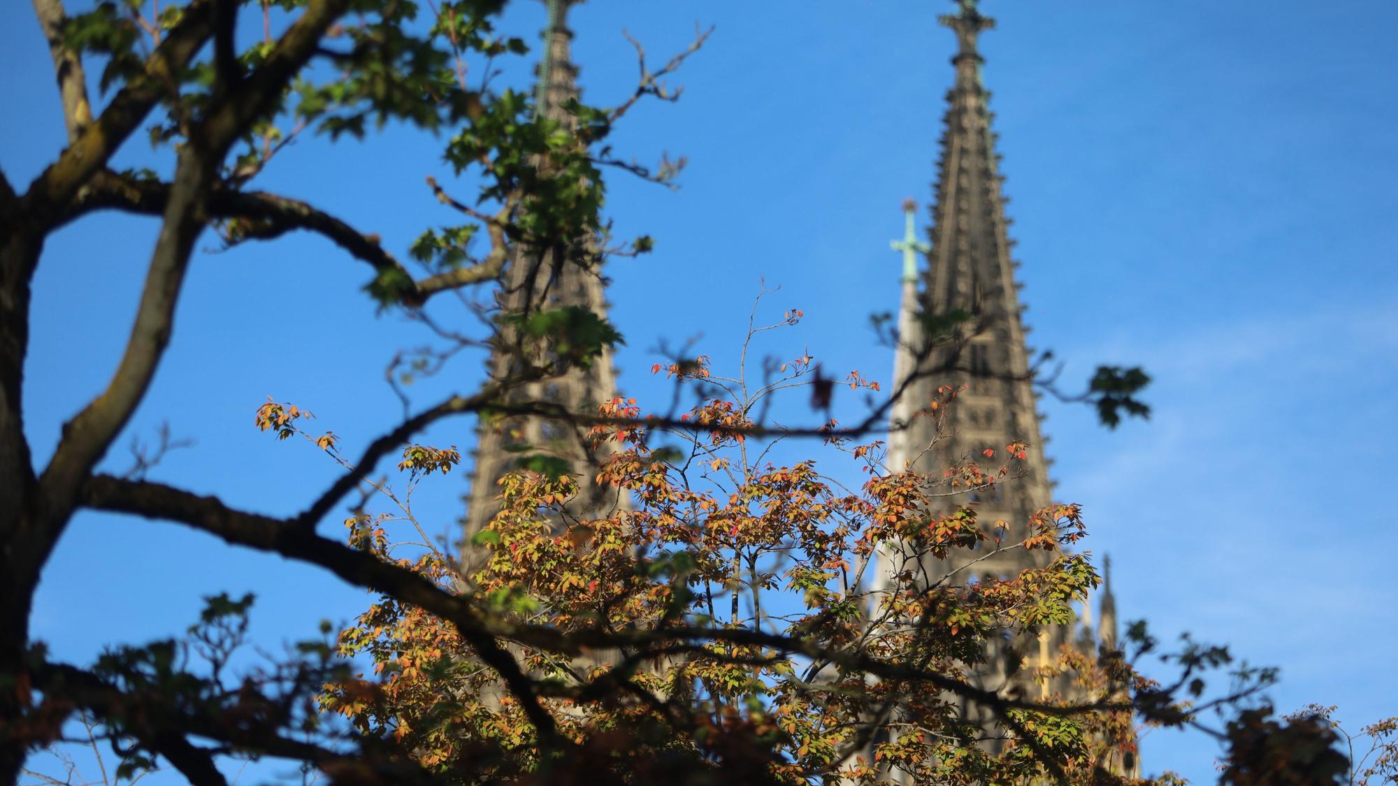 Blauer Himmel über Köln.