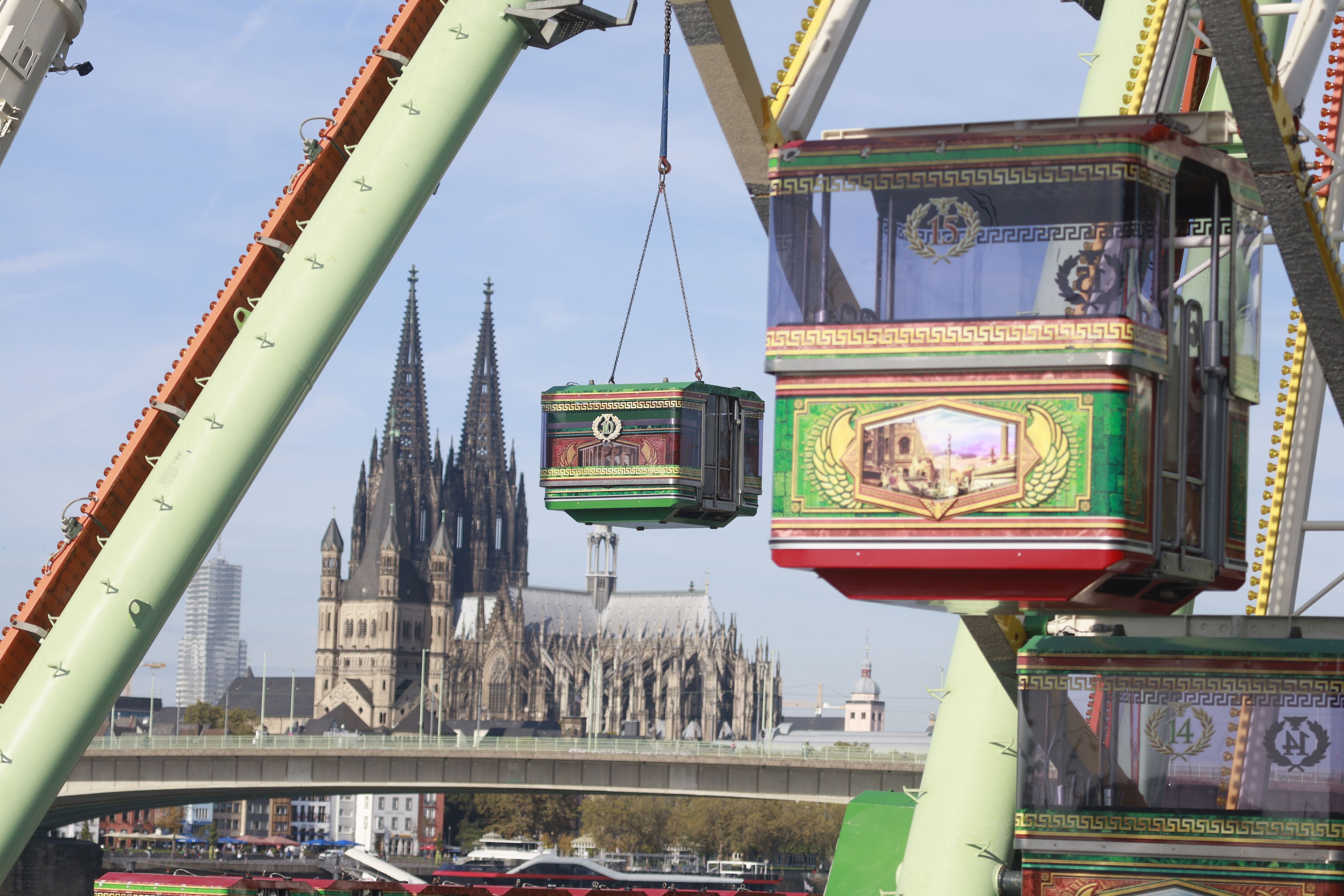 Die Aufbauarbeiten für die Herbstkirmes laufen bereits auf Hochtouren.
