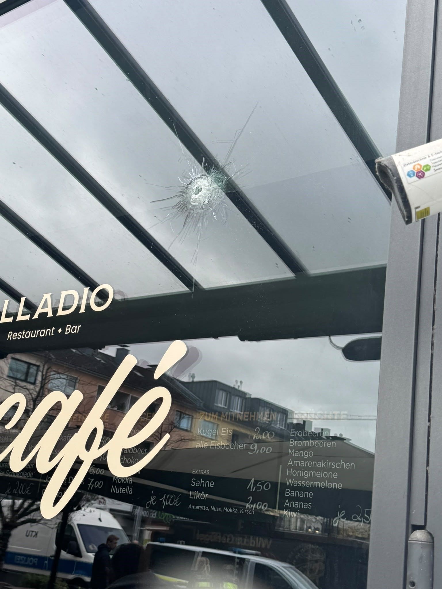 Unbekannte haben auf ein Restaurant in Köln-Rodenkirchen geschossen.