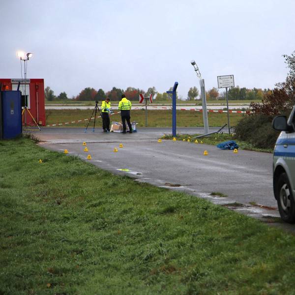 Polizisten stehen an einer Absperrung am Flughafen.
