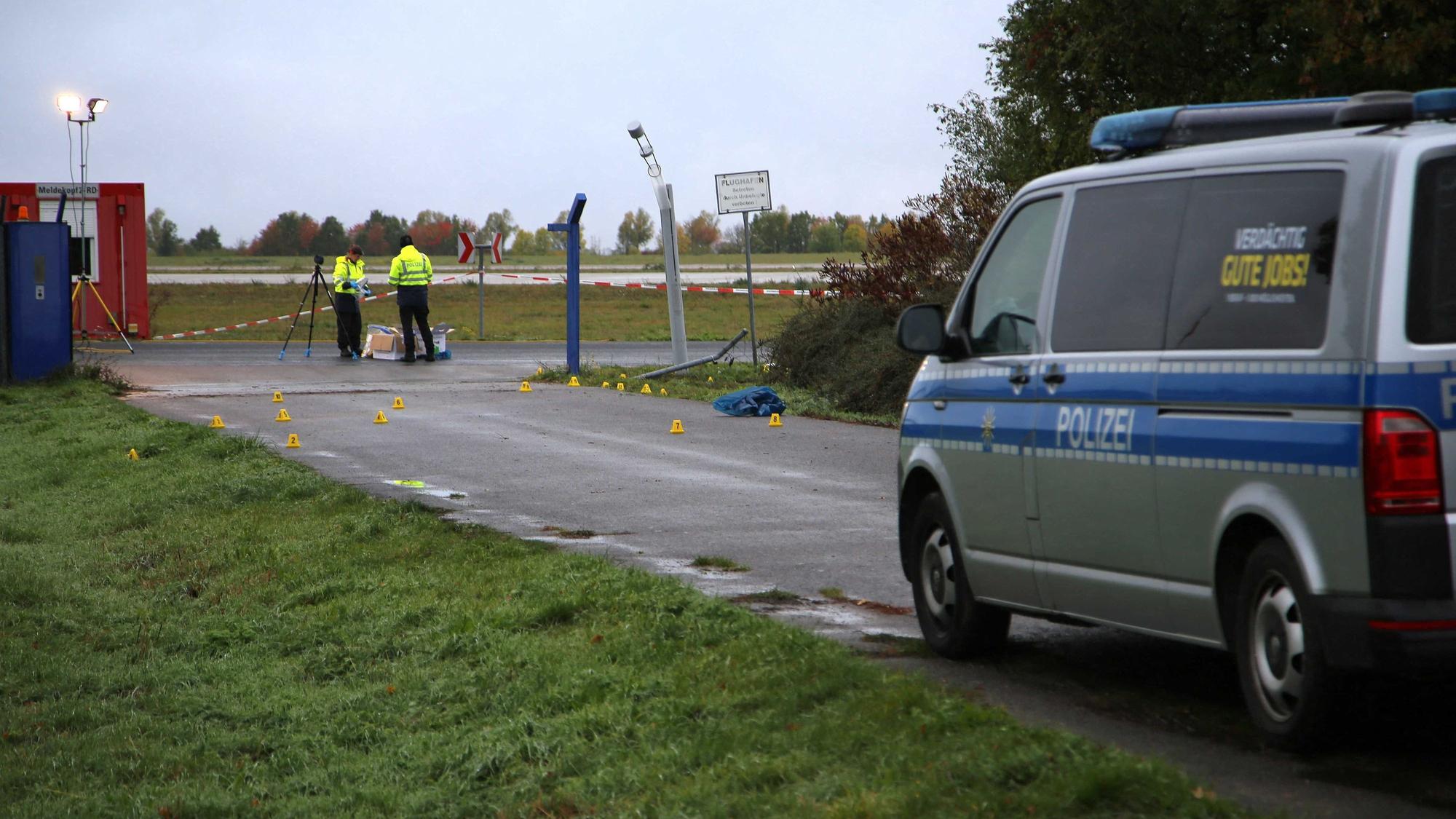 Polizisten stehen an einer Absperrung am Flughafen.