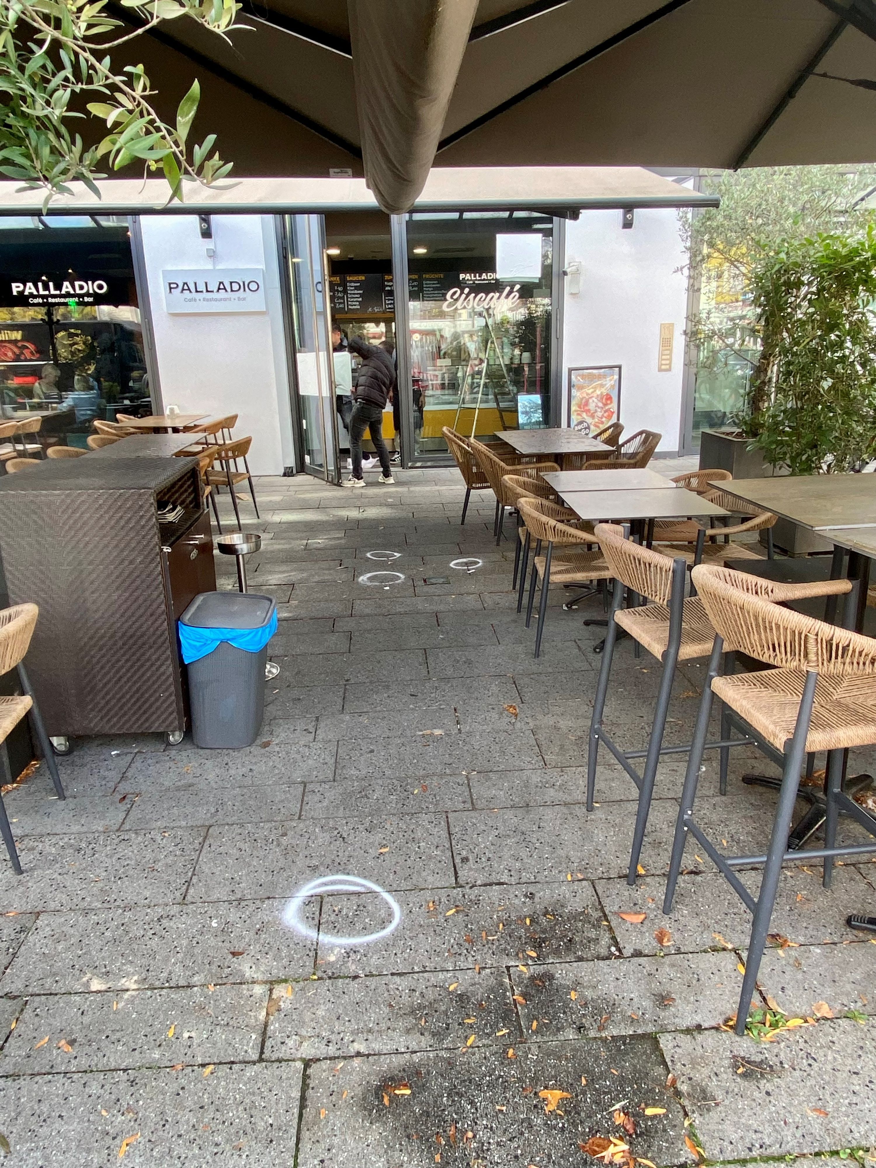 Die Polizei fand mehrere Einschusslöcher in der Glasfront eines Restaurants am Maternusplatz. Außerdem stellten sie Patronenhülsen sicher.