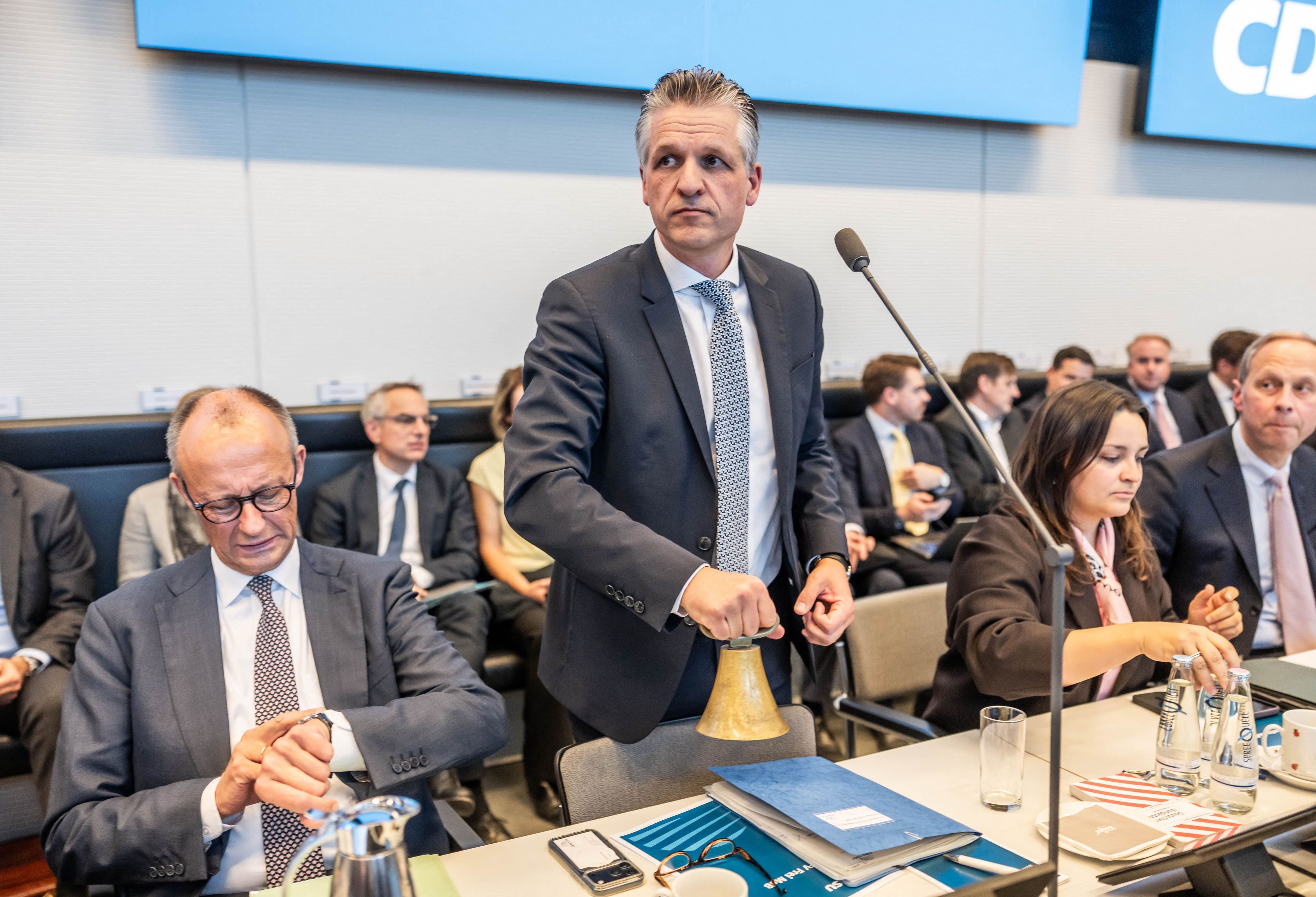Einen Facharzttermin „in vertretbarer Frist“ fordert Unionsfraktionschef Thorsten Frei für alle Versicherten. Neben Frei auf dem Foto: Bundeskanzler Friedrich Merz  und die parlamentarische Geschäftsführerin Catarina dos Santos-Wintz (alle CDU).