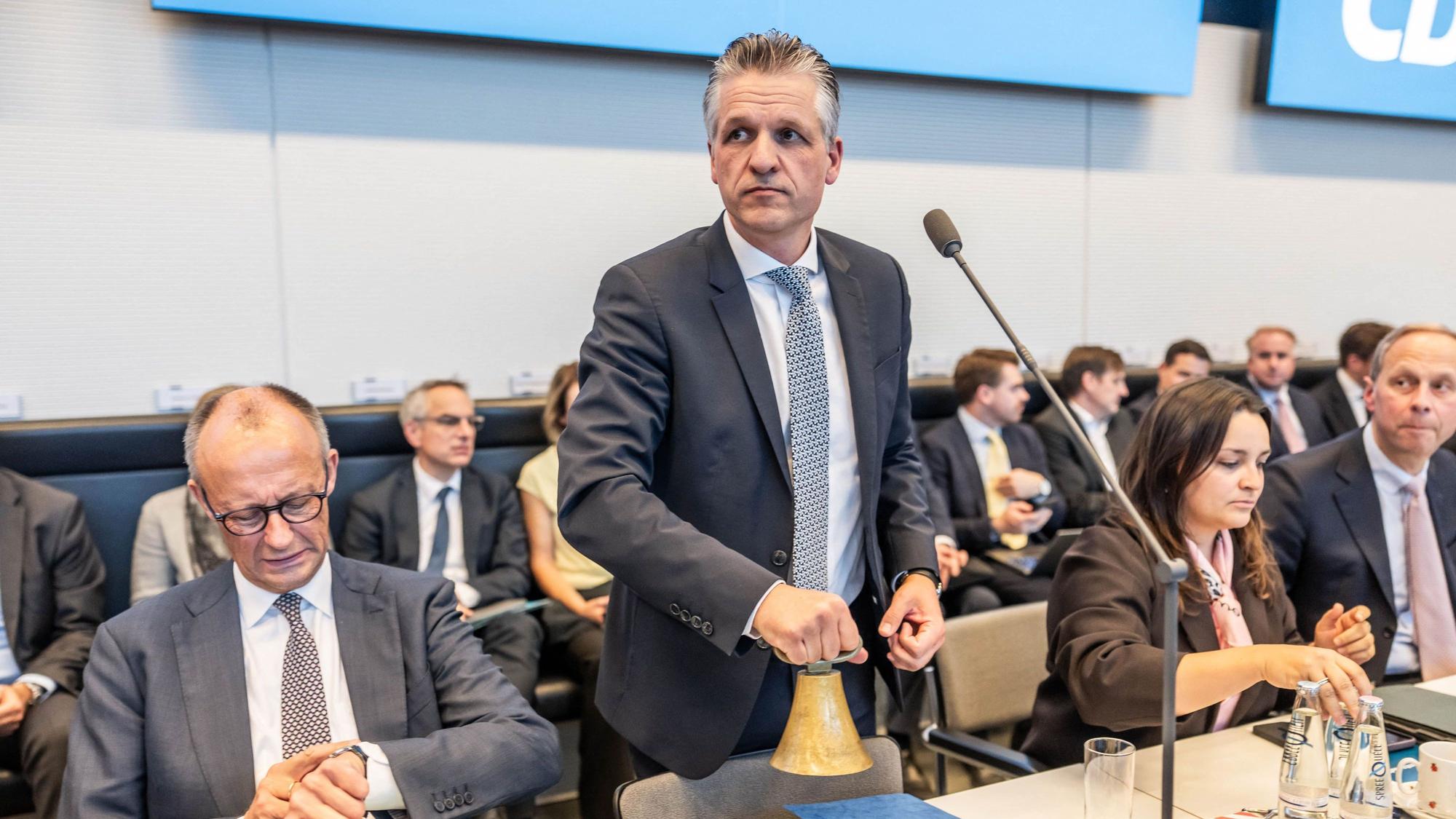 Einen Facharzttermin „in vertretbarer Frist“ fordert Unionsfraktionschef Thorsten Frei für alle Versicherten. Neben Frei auf dem Foto: Bundeskanzler Friedrich Merz und die parlamentarische Geschäftsführerin Catarina dos Santos-Wintz (alle CDU).