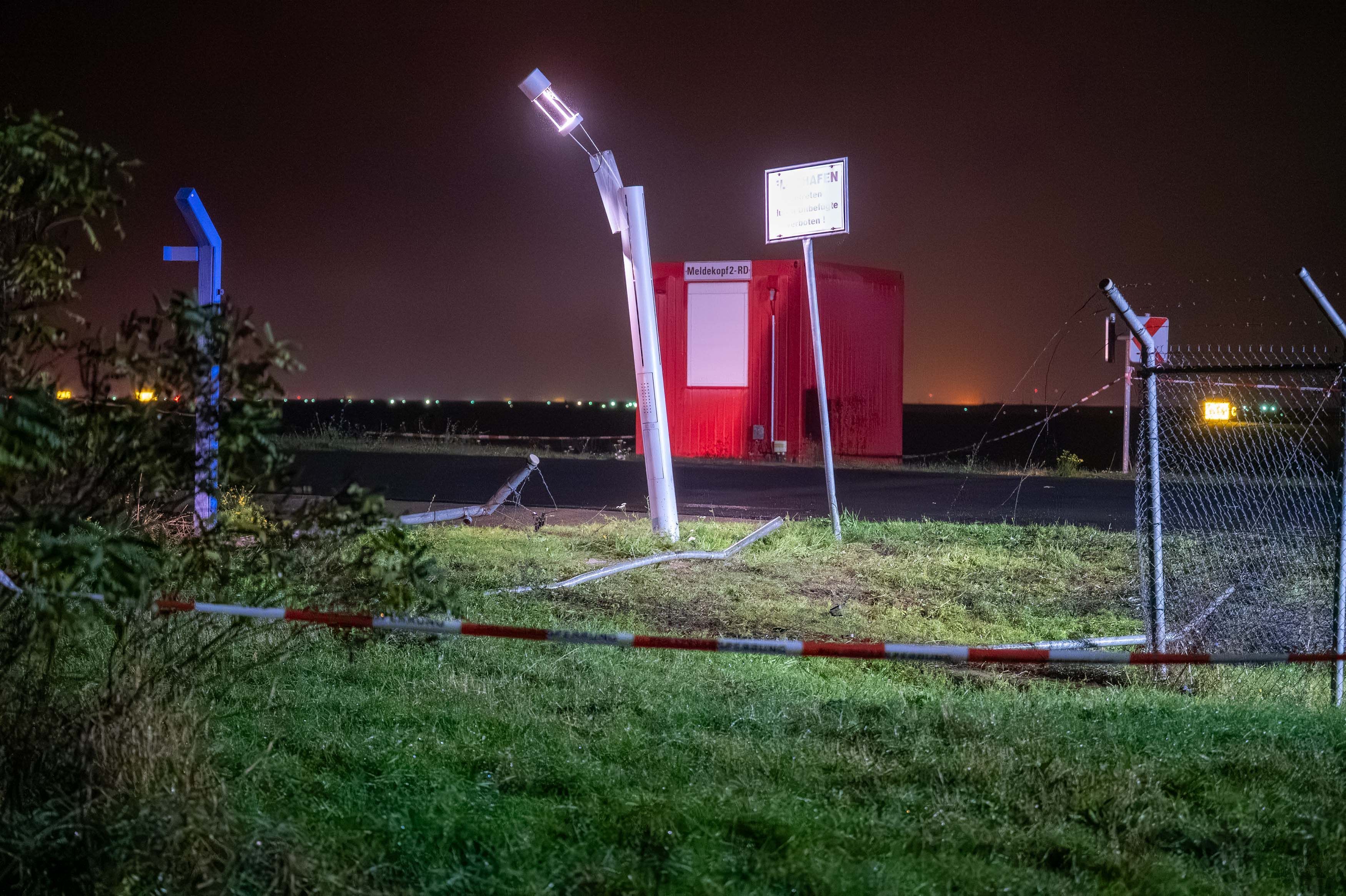 Ein beschädigter Flughafenzaun am Flughafen Leipzig/Halle