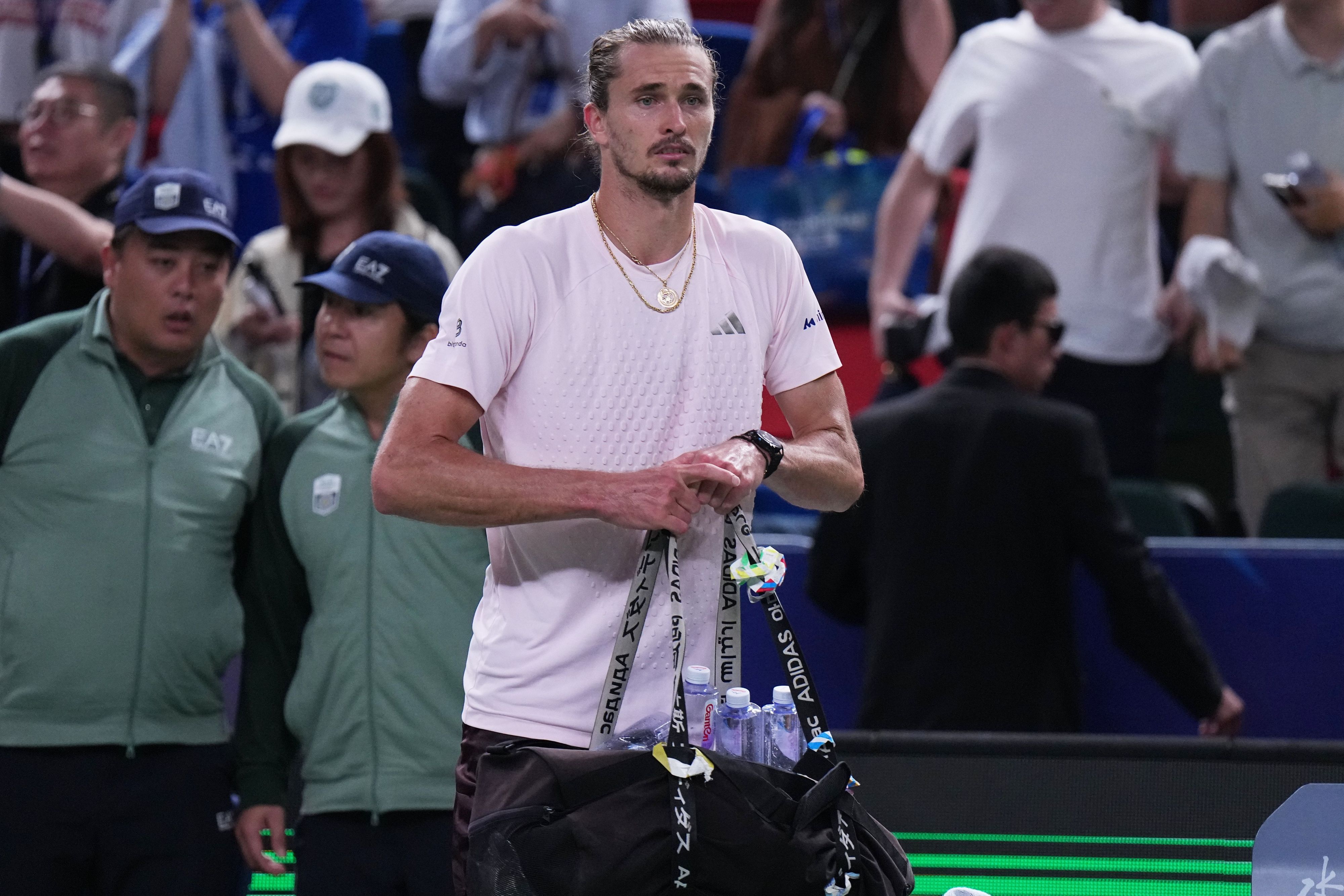 Alexander Zverev verlässt den Platz, nachdem er verloren hat.