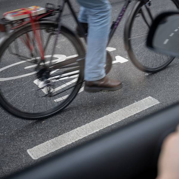 Eine 44-jährige Frau wurde in Bonn von einer unachtsam geöffneten Autotür erfasst. (Symbolbild)