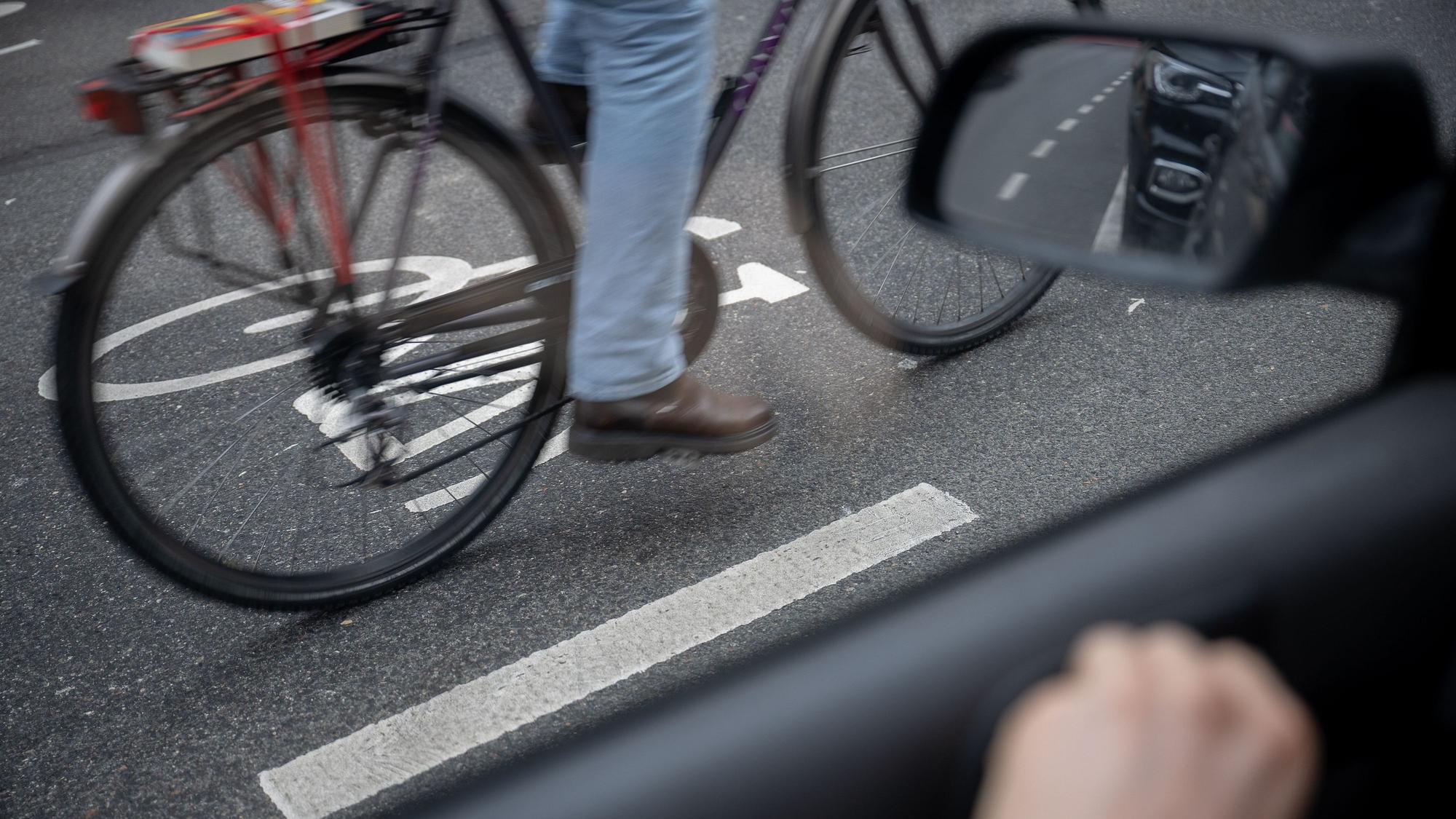 Eine 44-jährige Frau wurde in Bonn von einer unachtsam geöffneten Autotür erfasst. (Symbolbild)