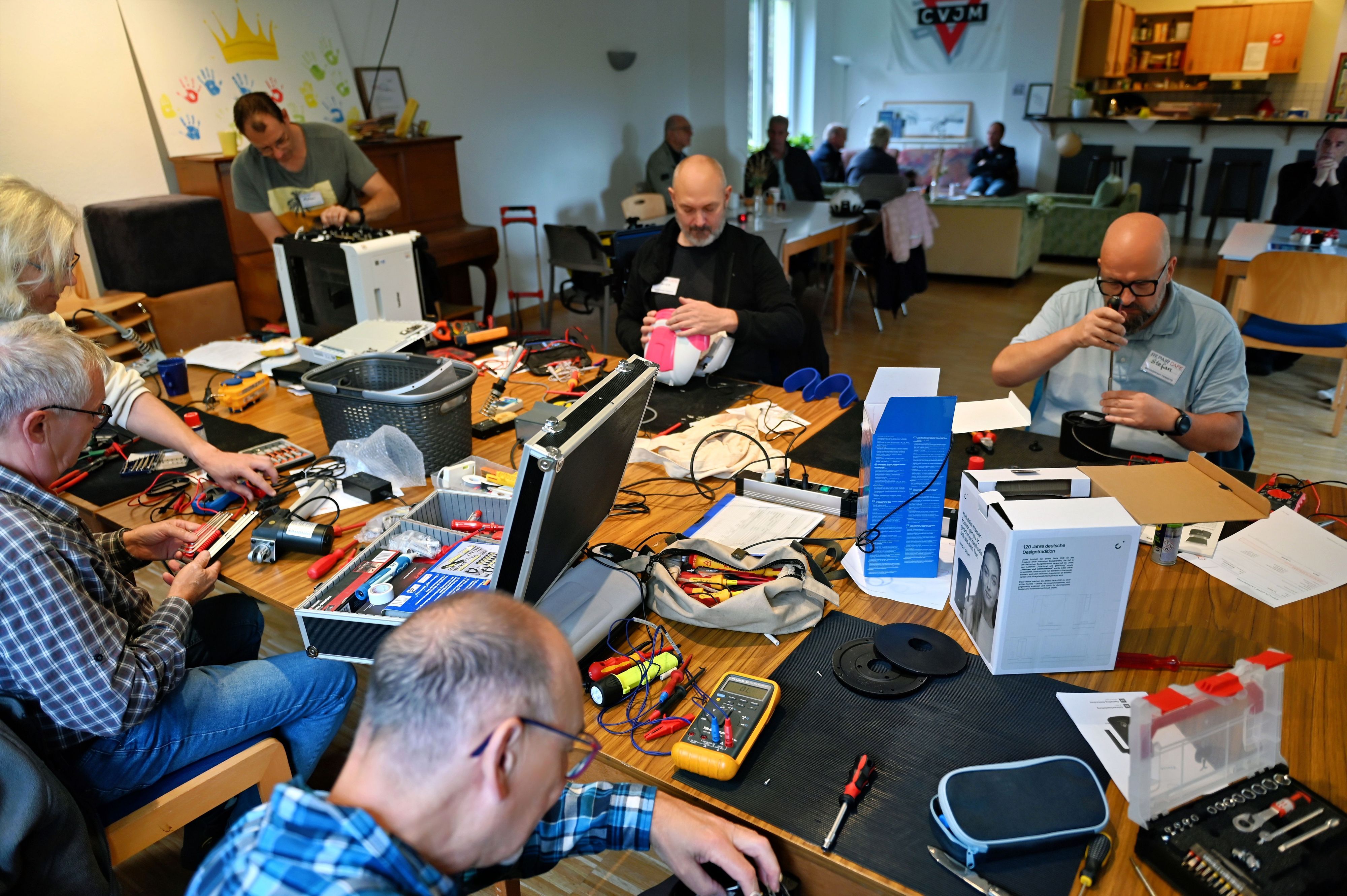 17.10.2026 Während den defetken Elektrogeräten neues Leben eingehaucht wurde, konnten sich deren Besitzer bei einer Tasse Café austauschen.