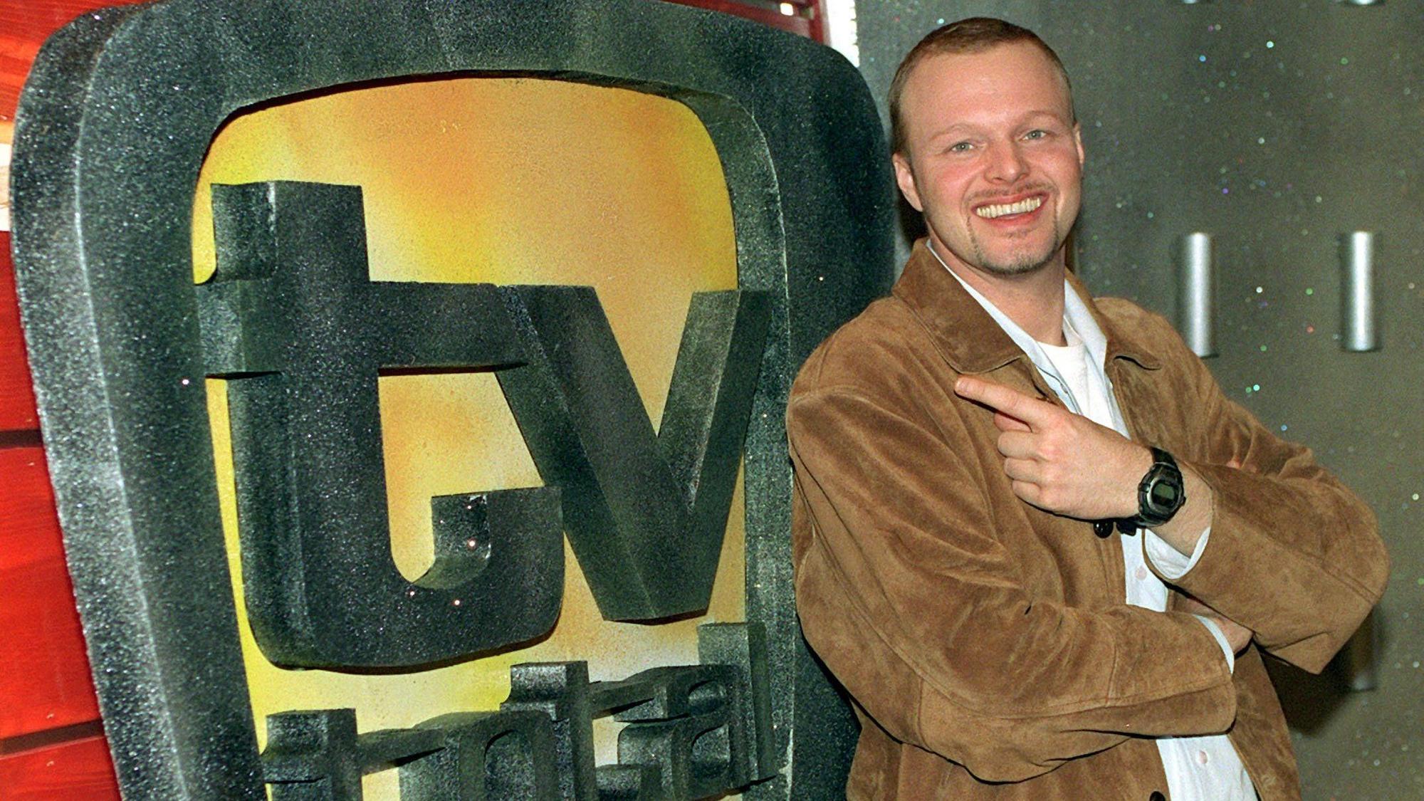 Stefan Raab zeigt am 01.03.1999 in Köln auf das Logo seiner Entertaiment-Show «TV total».