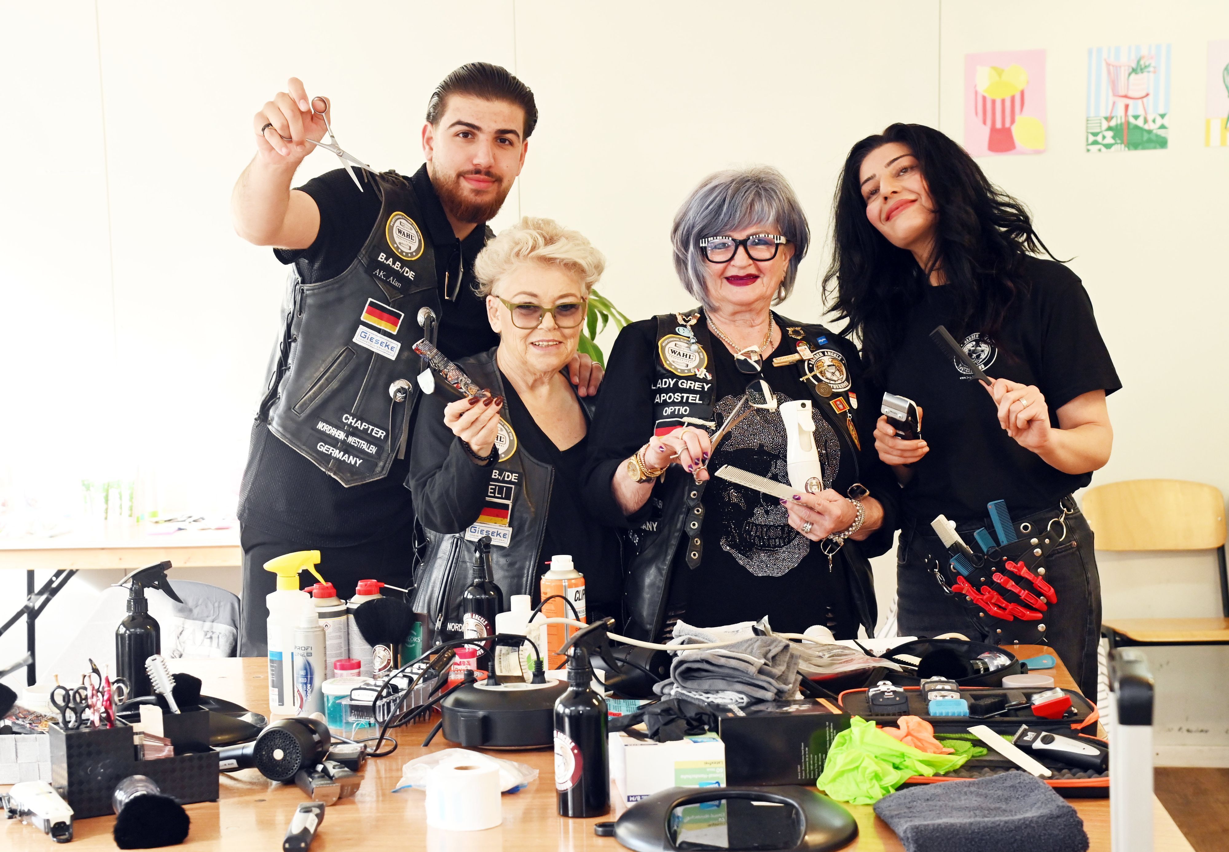 19.10.2026 Köln. Die Barber Angels unterstützen obdachlose und bedürftige Menschen in Köln mit Gratis-Haarschnitten. V.Li.: Alan Al Khaled, Geli Frisch, Ute Gause-Koll, Parvaneh Moussanjade. Foto: Alexander Schwaiger