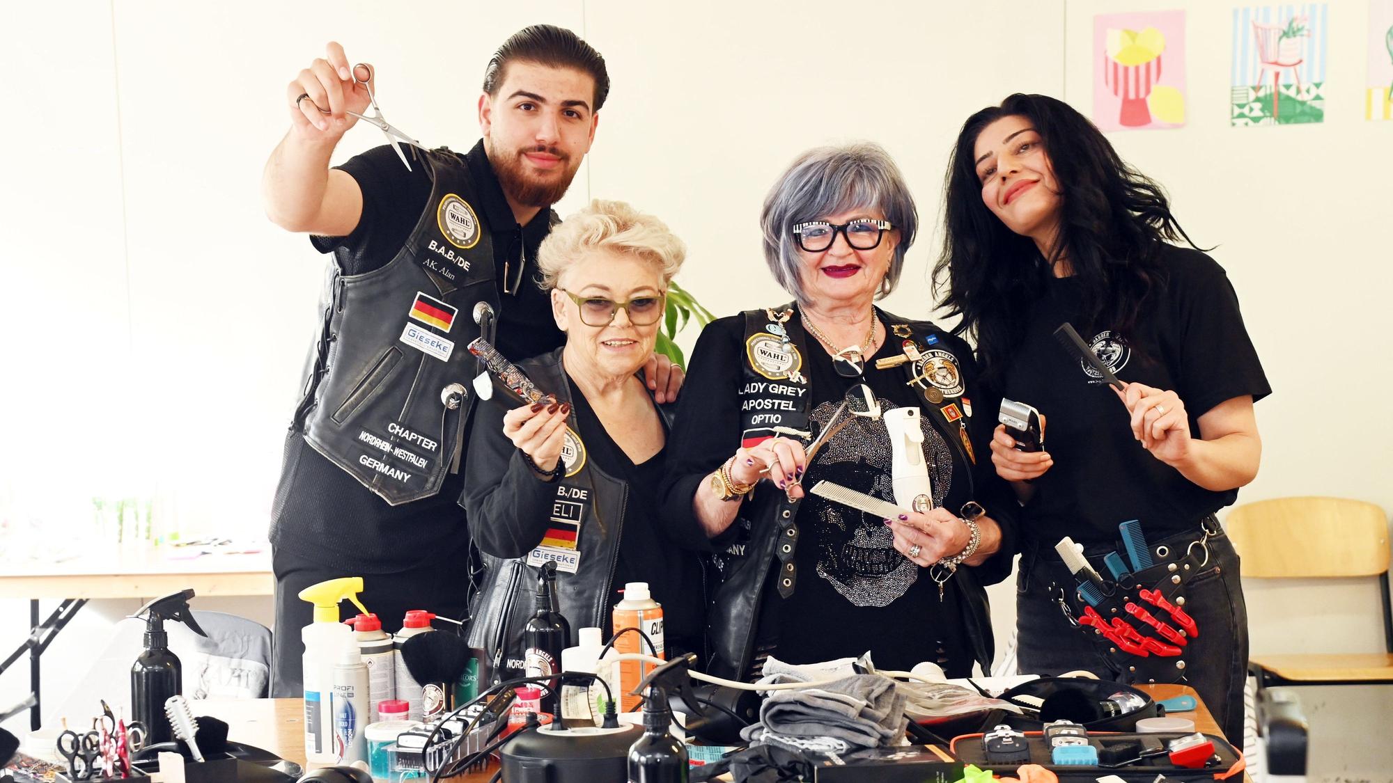 19.10.2026 Köln. Die Barber Angels unterstützen obdachlose und bedürftige Menschen in Köln mit Gratis-Haarschnitten. V.Li.: Alan Al Khaled, Geli Frisch, Ute Gause-Koll, Parvaneh Moussanjade. Foto: Alexander Schwaiger