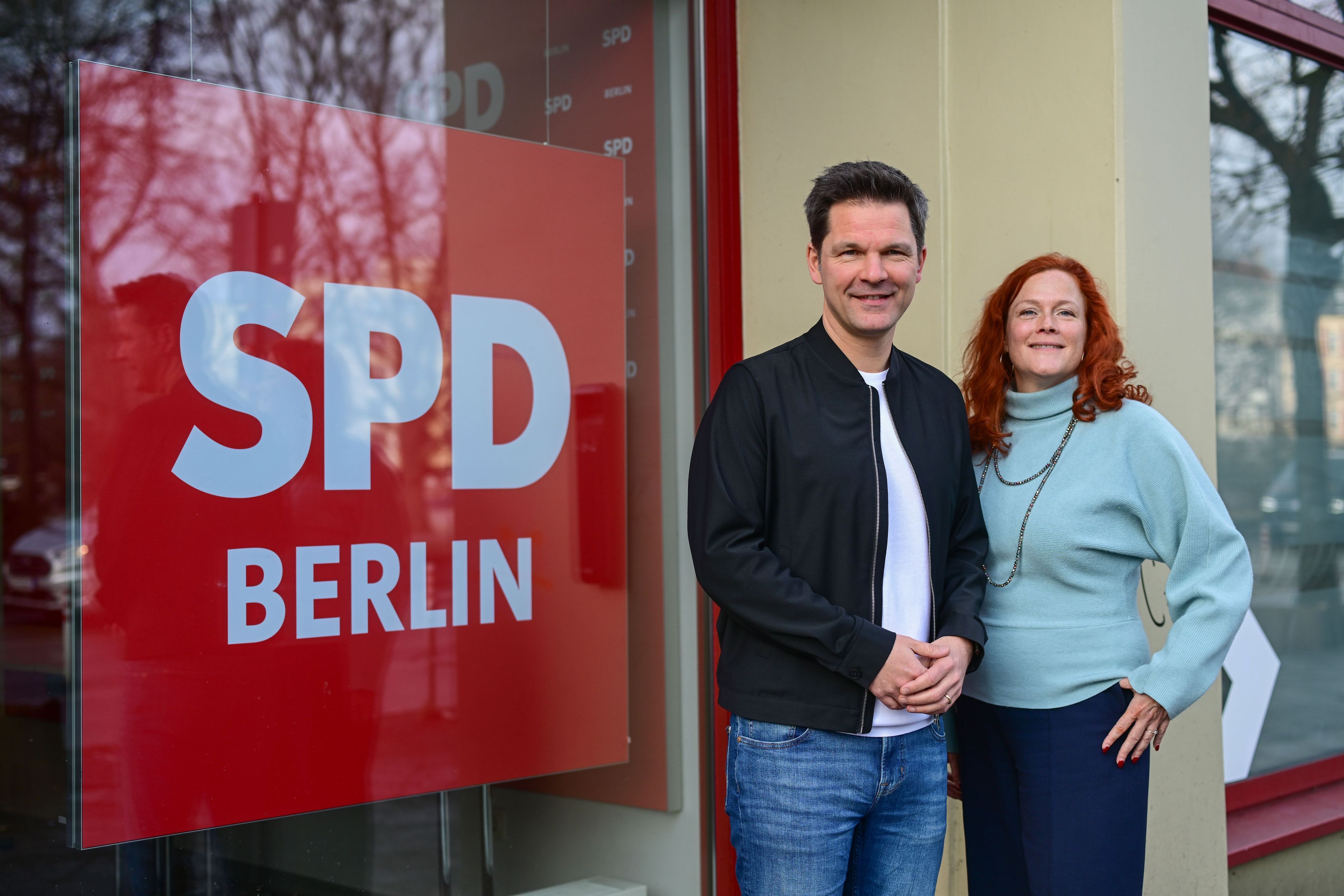Steffen Krach, SPD-Spitzenkandidat für die Wahl zum Berliner Abgeordnetenhaus 2026, steht nach einem Pressegespräch zum SPD-Wahlprogramm für die Wahl zum Berliner Abgeordnetenhaus am 20. September neben Bettina König – beide sind heute Vorsitzende der SPD Berlin.