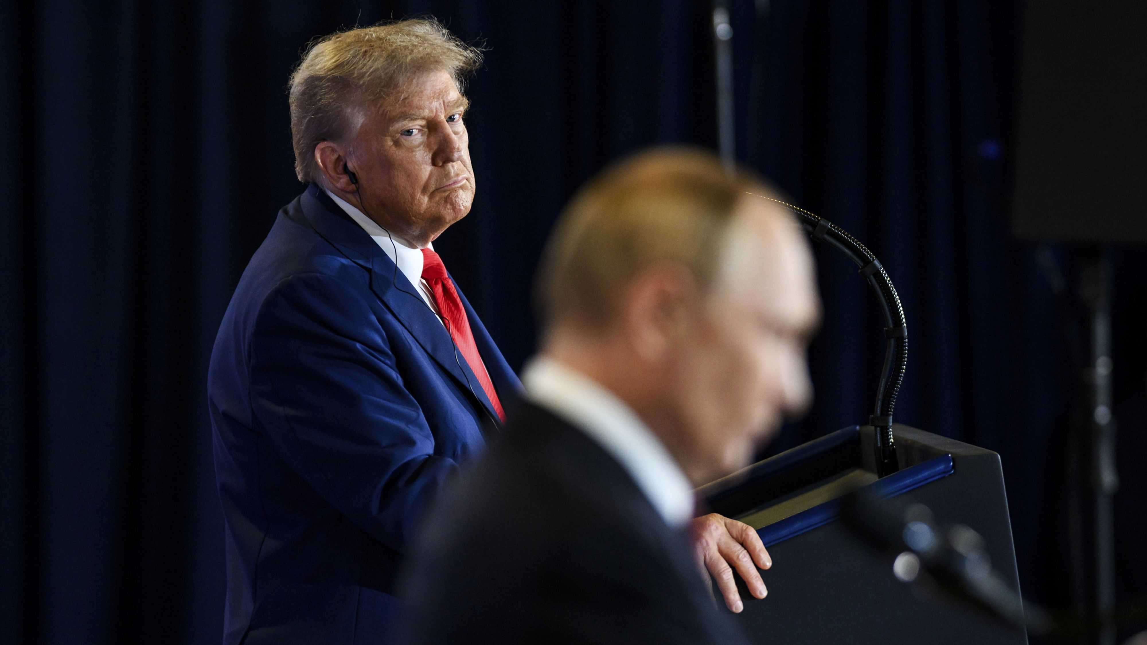 US-Präsident Donald Trump (l.) bei einer gemeinsamen Pressekonferenz mit Kremlchef Wladimir Putin 2025 in Anchorage. (Archivbild)