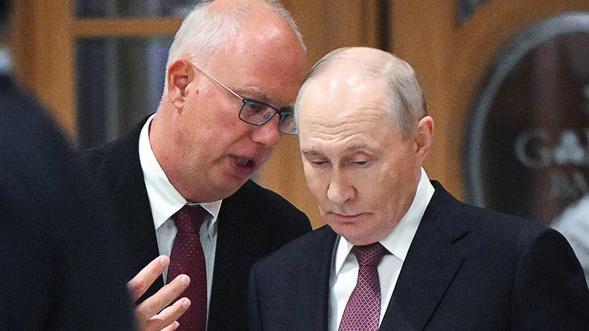 Moskaus Sondergesandter Kirill Dmitrijew (l.) im Gespräch mit Kremlchef Wladimir Putin. (Archivbild)