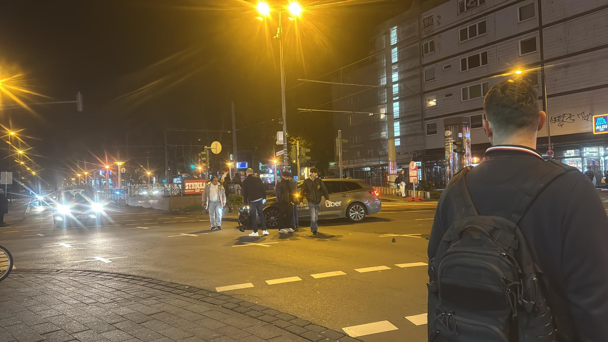 Unfallauto an Kölner Kreuzung