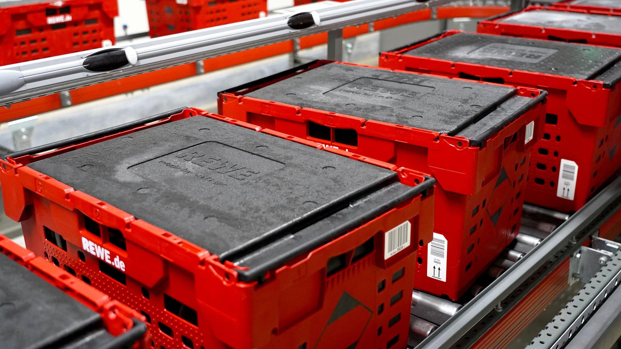 Rewe-Kühlboxen auf einem Laufband im Logistikzentrum in Köln