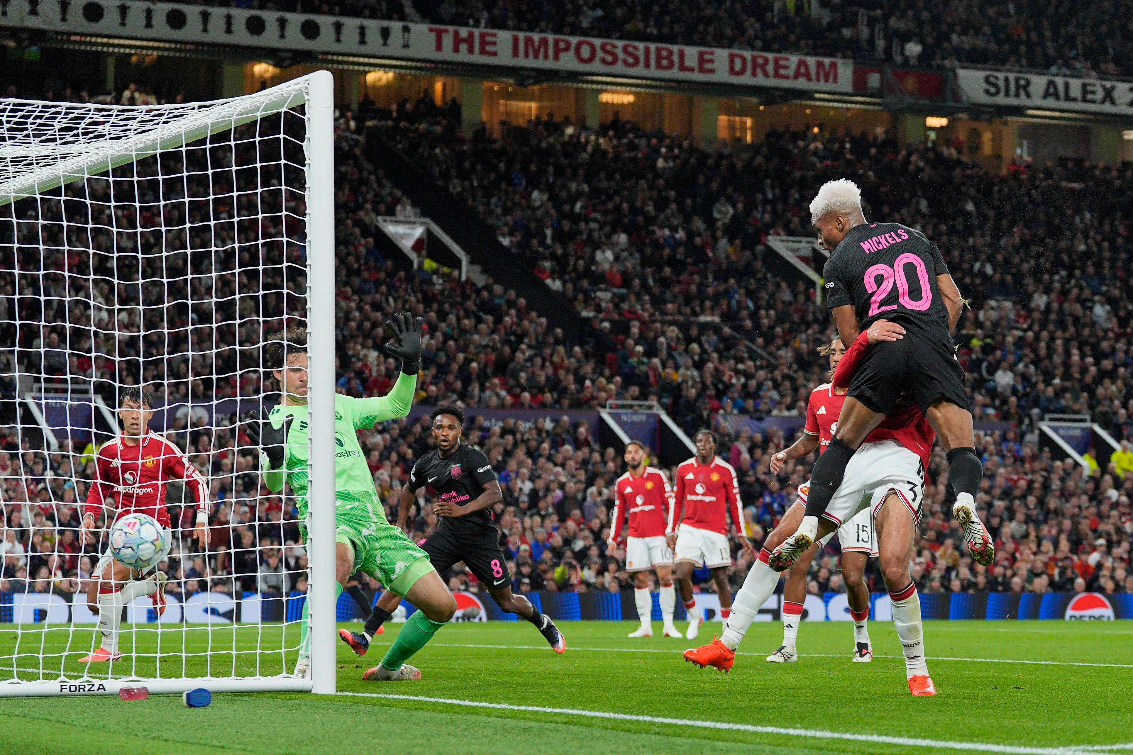 Joy-Lance Mickels erfüllt sich seinen Traum im Old Trafford bei Manchester United.