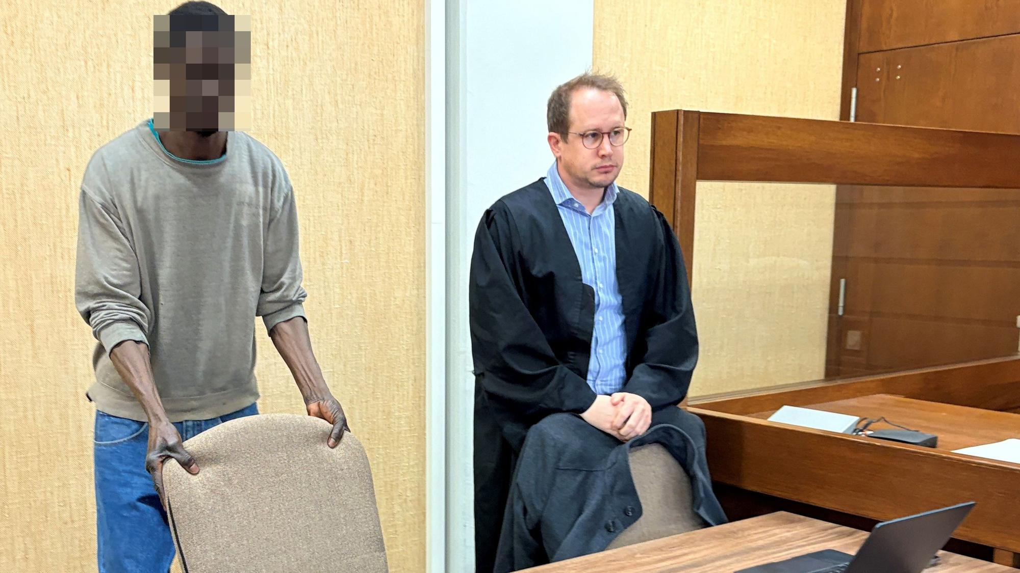 Der Angeklagte mit seinem Verteidiger Carsten Meyers kurz vor der Urteilsverkündung im Landgericht.