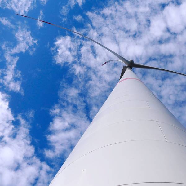 Blick auf den Windturm von unten.