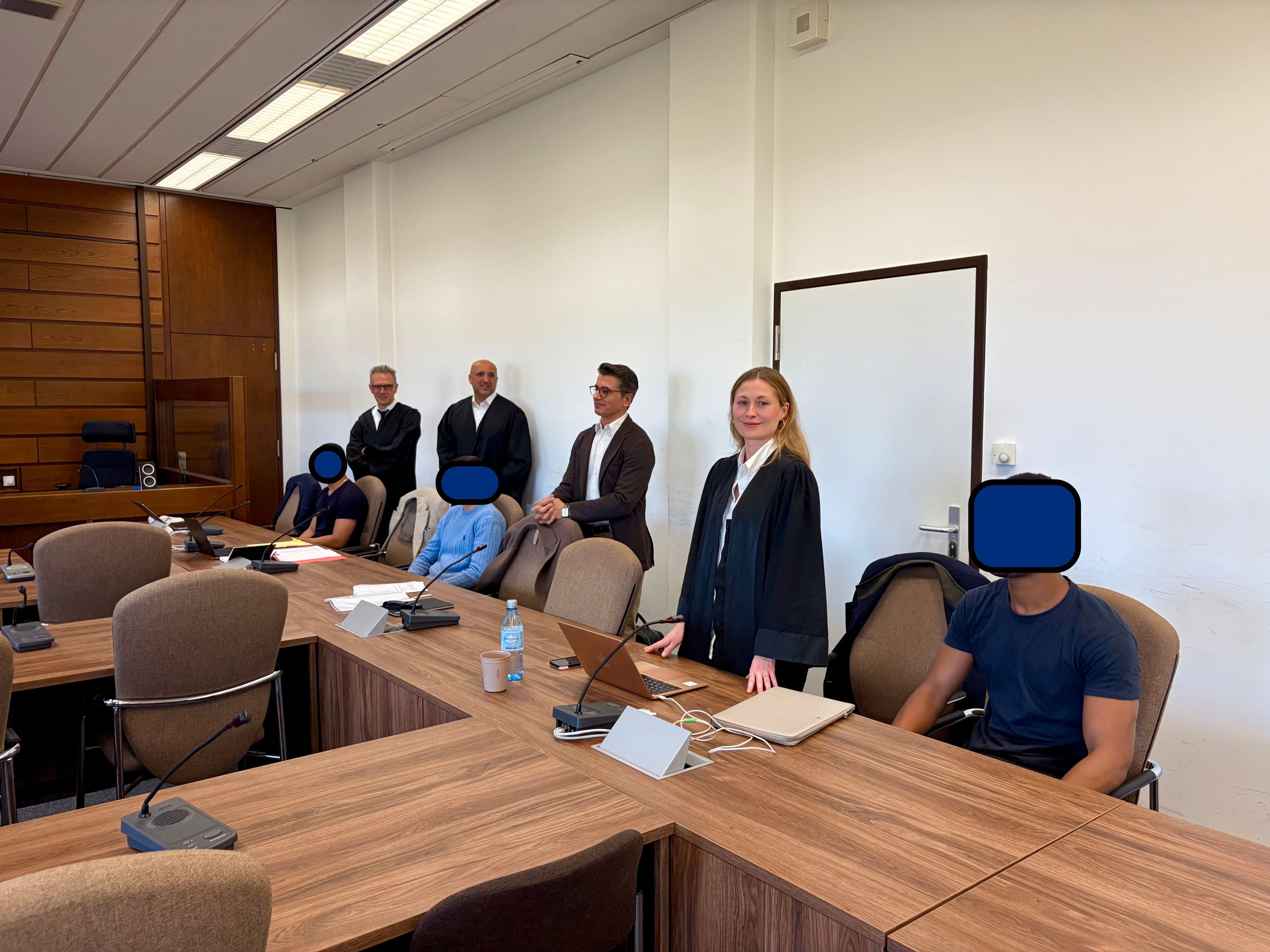 Prozessauftakt mit drei jungen Angeklagten im Kölner Landgericht