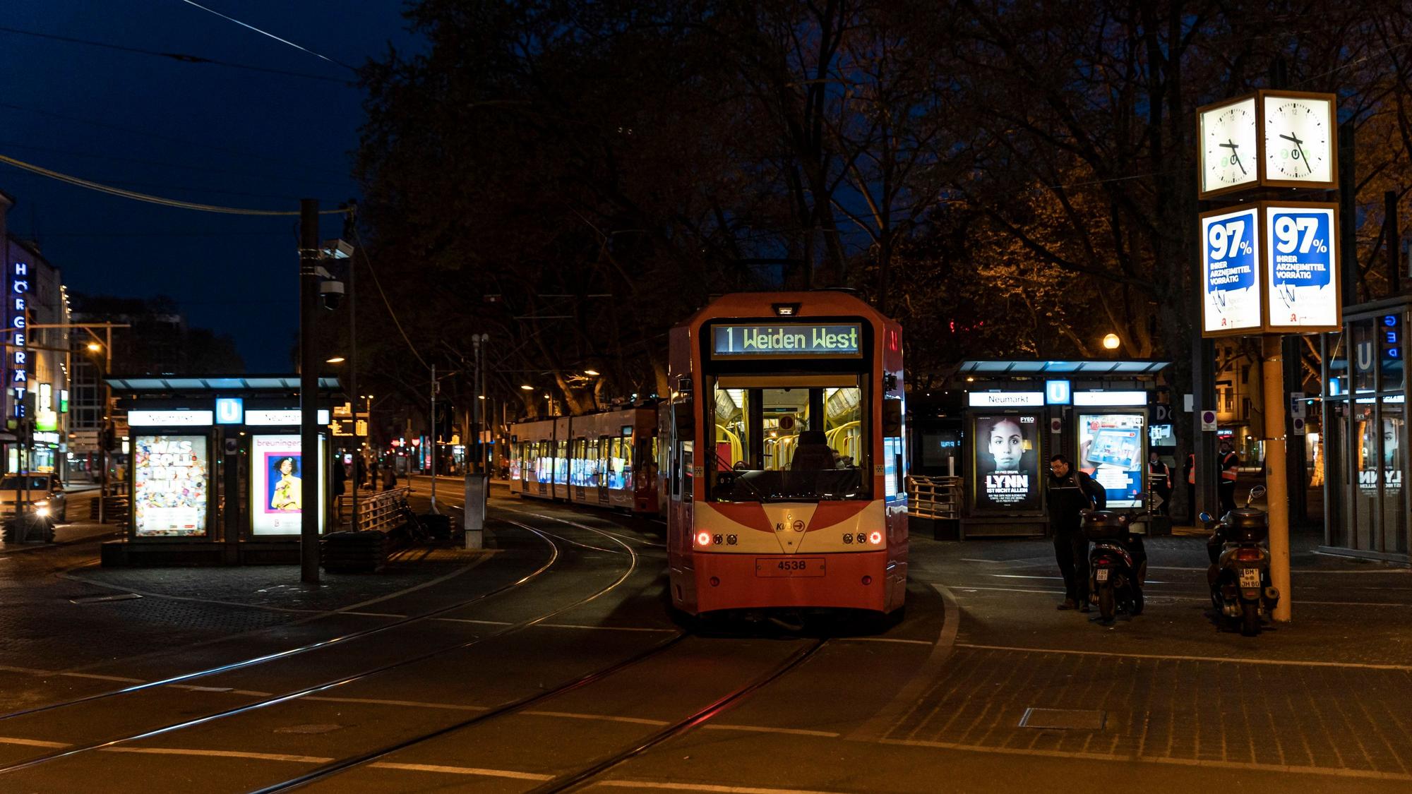 KVB-Bahn der Linie 1 bei Dunkelheit