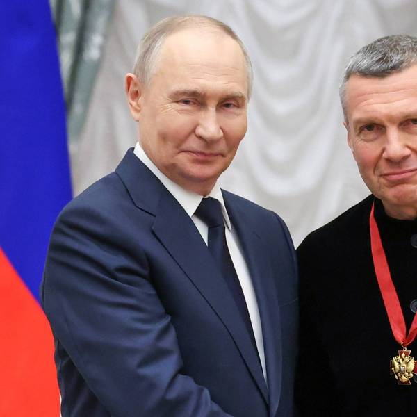 Kremlchef Wladimir Putin (l.) hat Wladimir Solowjow im Jahr 2025 mit einem Verdienstorden ausgezeichnet. In seiner TV-Sendung ruft Solowjow regelmäßig zum Krieg gegen Europa auf. (Archivbild)