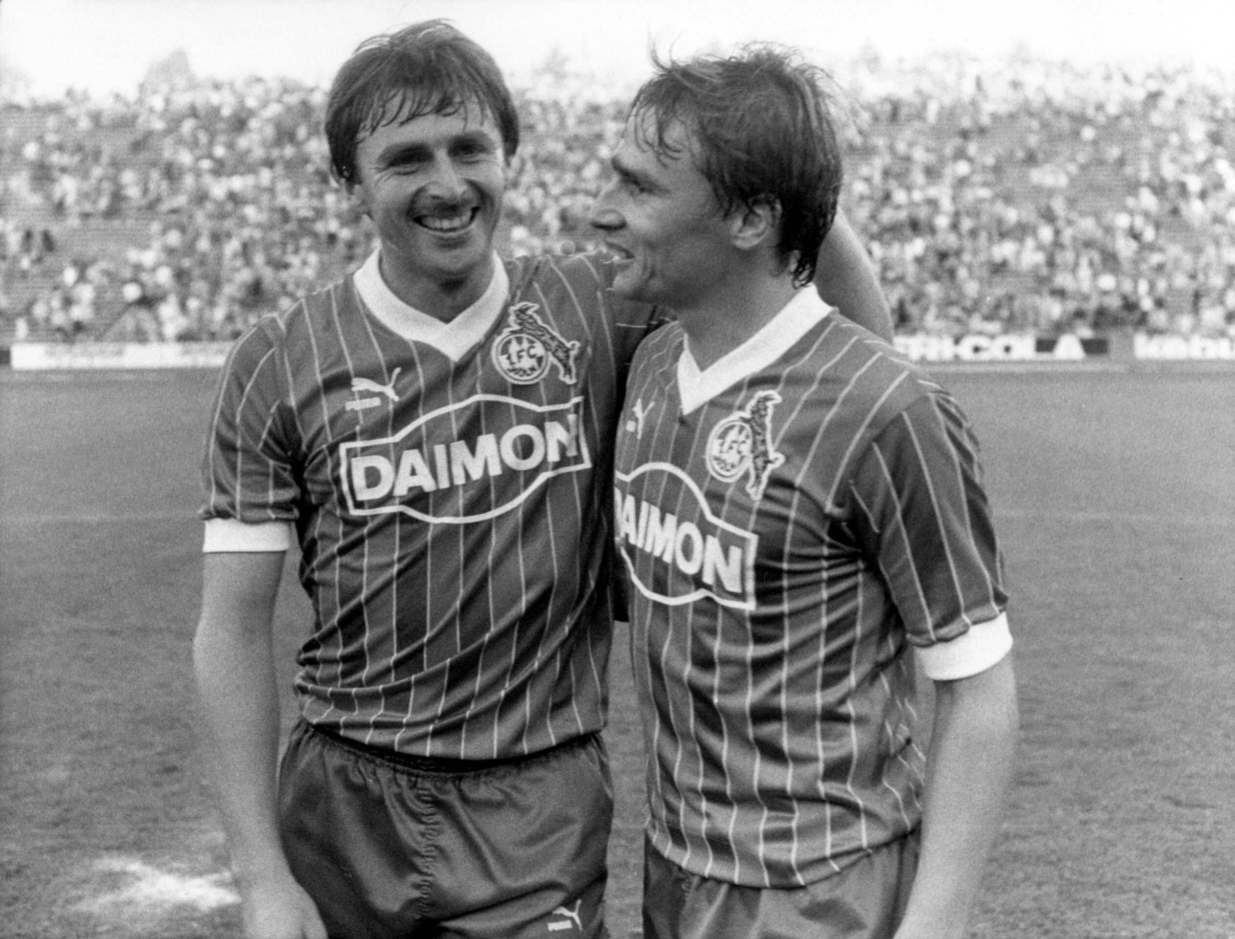 Klaus Allofs (l.) mit seinem Bruder Thomas beim 4:2 gegen Schalke 04 im Oktober 1986