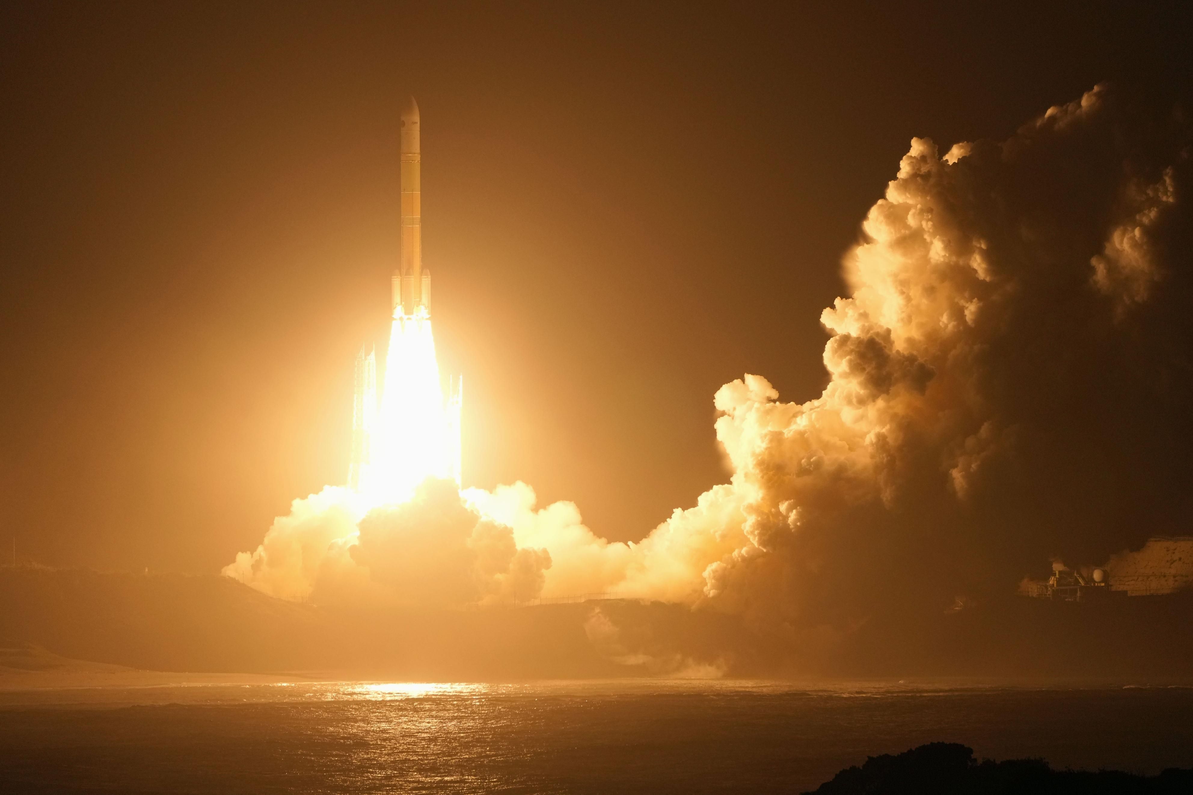 Eine japanische H3-Rakete, die eine Sonde für eine Mission zur Entnahme von Proben von einem Marsmond an Bord hat, steigt in den frühen Morgenstunden nach dem Start vom Tanegashima Space Center in der Präfektur Kagoshima im Südwesten Japans in den Himmel.