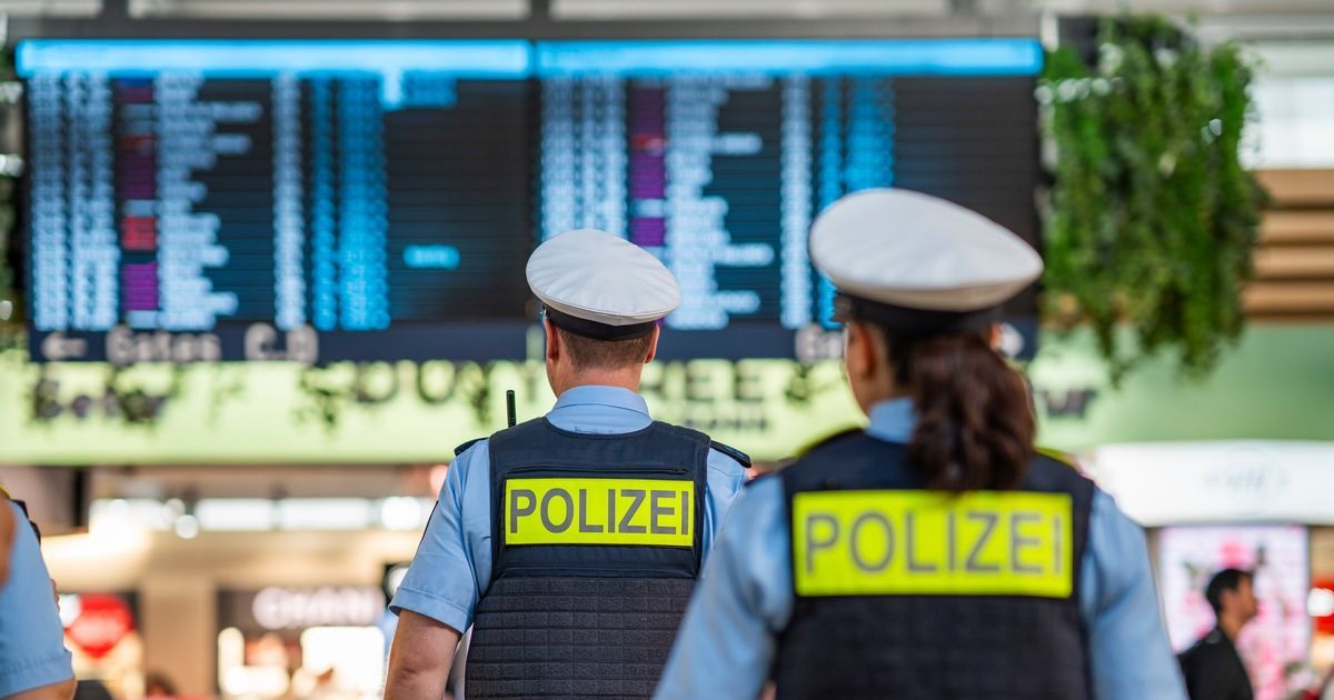 Immediate search launched: Suitcase stolen in Cologne airport terminal – | ...